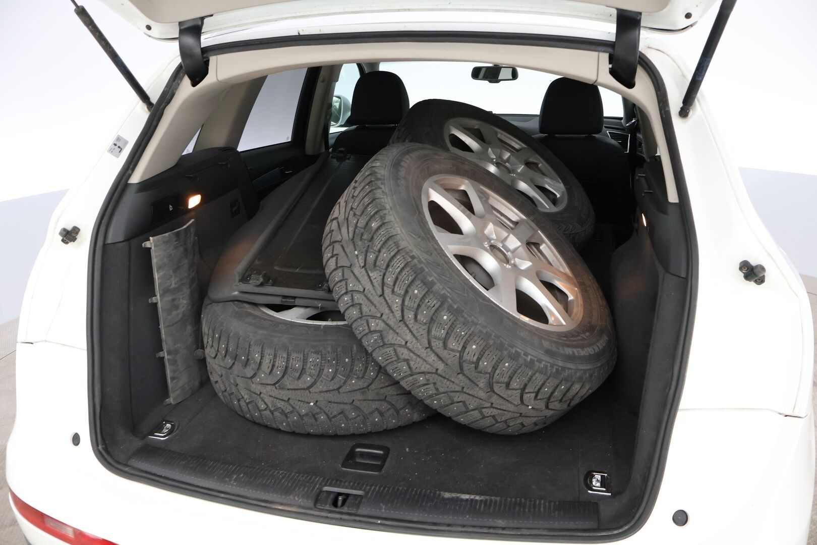 Audi Q5 2009 2.0 TFSI S-tronic Quattro - *NAHKA-ALCANTARA / LASIKATTO / SÄHKÖKONTTI / VETOKOUKKU / VAKKARI* *MYYDÄÄN HUUTOKAUPAT.COMISSA!!