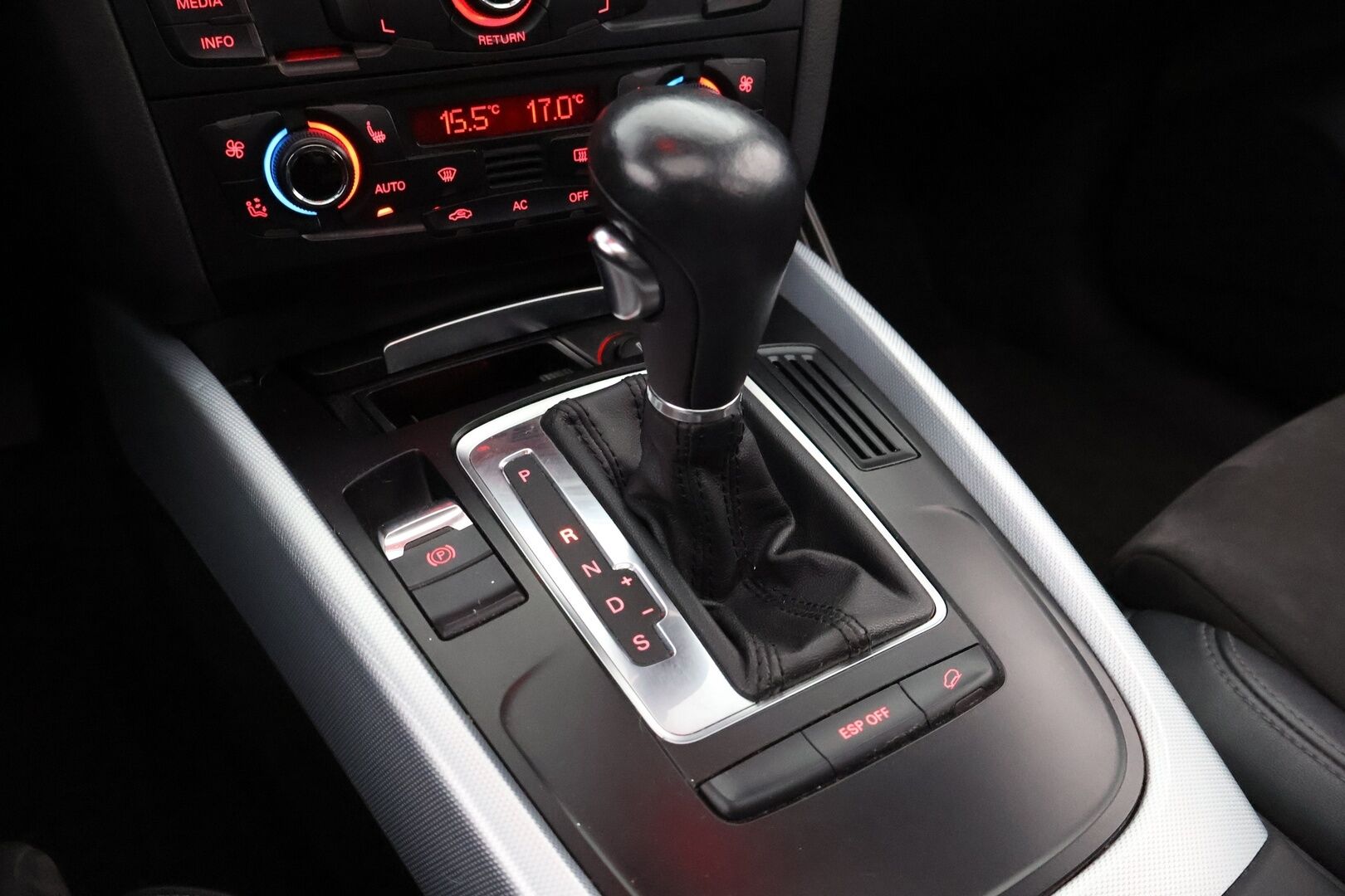 Audi Q5 2009 2.0 TFSI S-tronic Quattro - *NAHKA-ALCANTARA / LASIKATTO / SÄHKÖKONTTI / VETOKOUKKU / VAKKARI* *MYYDÄÄN HUUTOKAUPAT.COMISSA!!