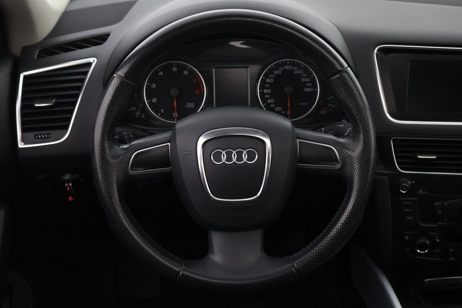 Audi Q5 2009 2.0 TFSI S-tronic Quattro - *NAHKA-ALCANTARA / LASIKATTO / SÄHKÖKONTTI / VETOKOUKKU / VAKKARI* *MYYDÄÄN HUUTOKAUPAT.COMISSA!!