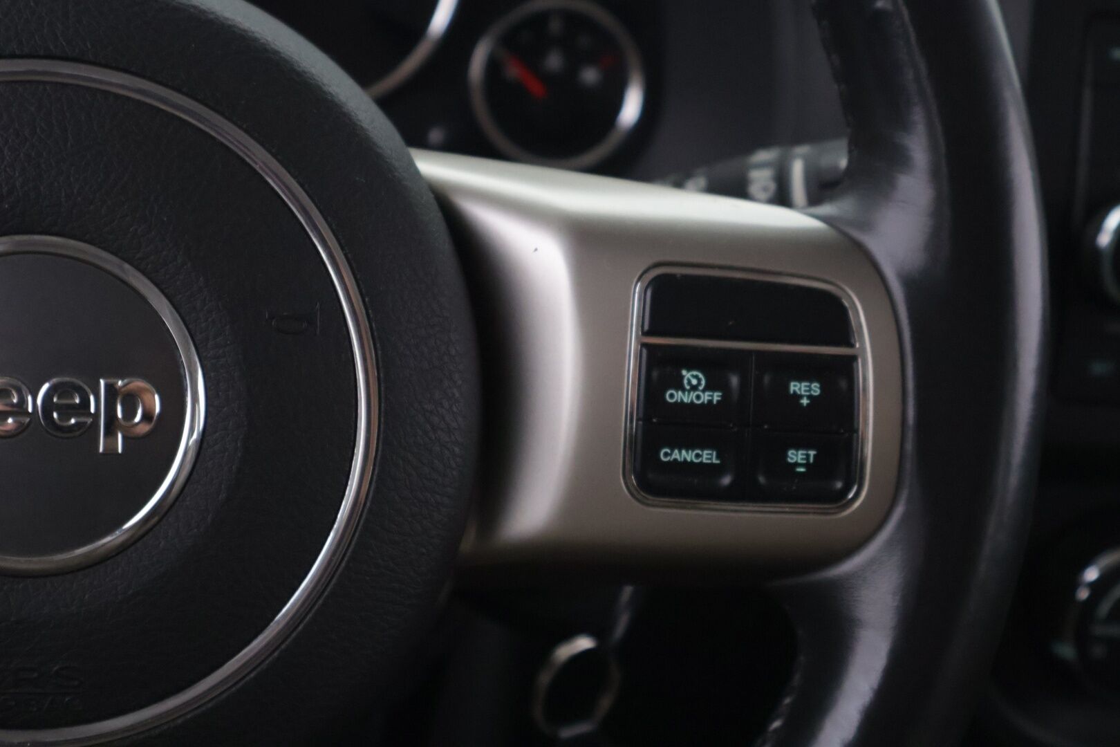 Jeep Patriot 2012 2,2 CRD Limited  *Myydään huutokaupat.com* - *Vaalea nahka sisusta / Koukku / Suomi auto*