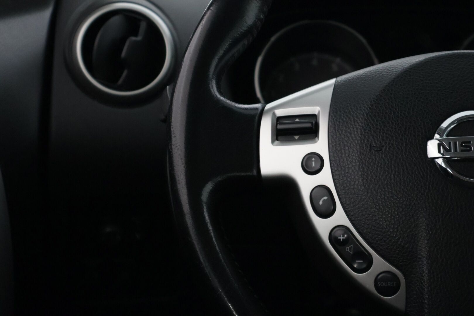 Nissan Qashqai 2010 2,0 Acenta 6 MT 2 WD RPS APR09 * Vakkari / Lohko / Tutkat / Koukku / Autom.ilmastointi 2-alueinen / 2x hyvät renkaat * - * Juuri saapunut / Siistikuntoinen / Hyvin huollettu * - HULLU BLACKWEEK KORKOTARJOUS 2,49%