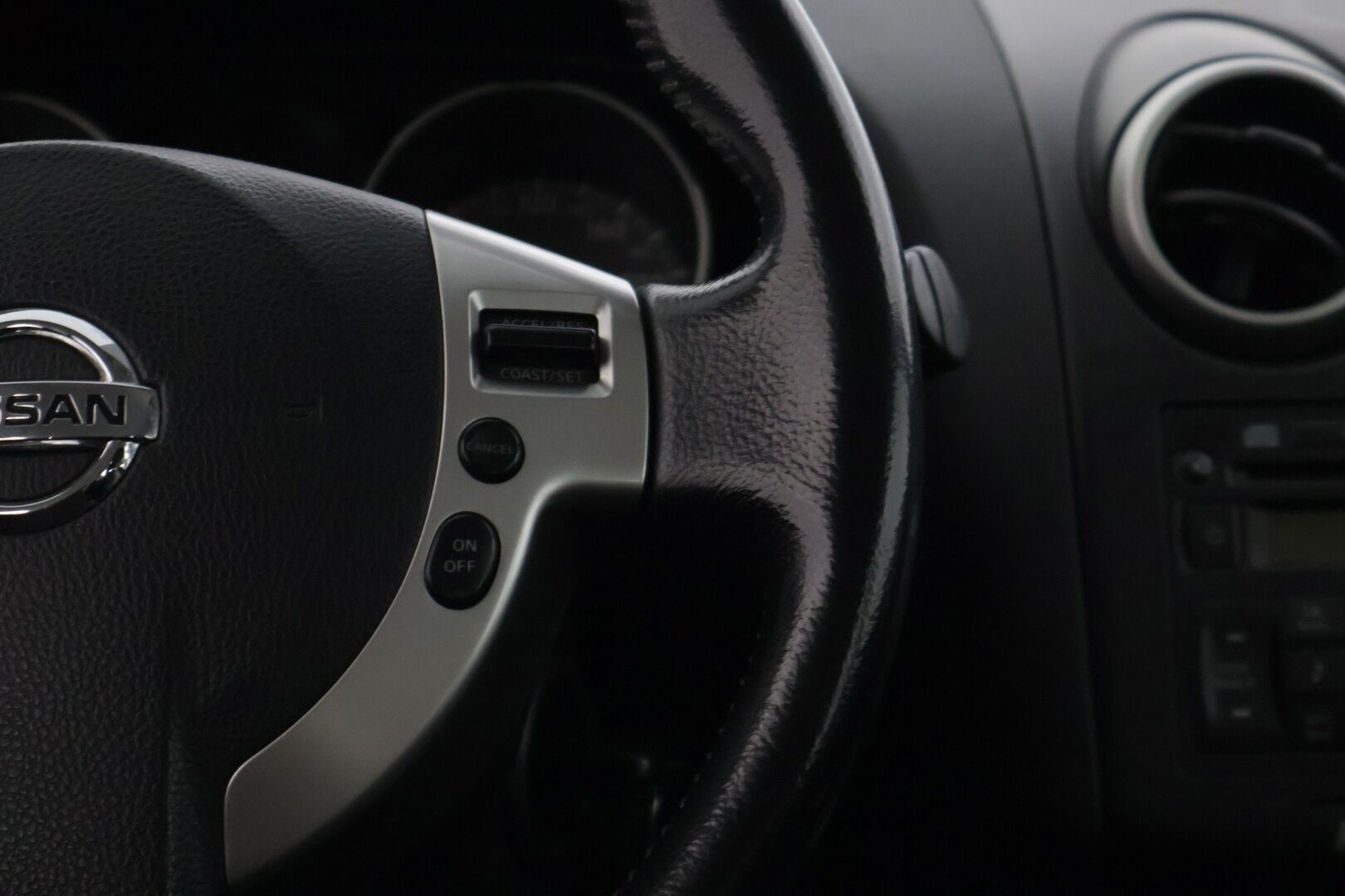 Nissan Qashqai 2010 2,0 Acenta 6 MT 2 WD RPS APR09 * Vakkari / Lohko / Tutkat / Koukku / Autom.ilmastointi 2-alueinen / 2x hyvät renkaat * - * Juuri saapunut / Siistikuntoinen / Hyvin huollettu * - HULLU BLACKWEEK KORKOTARJOUS 2,49%