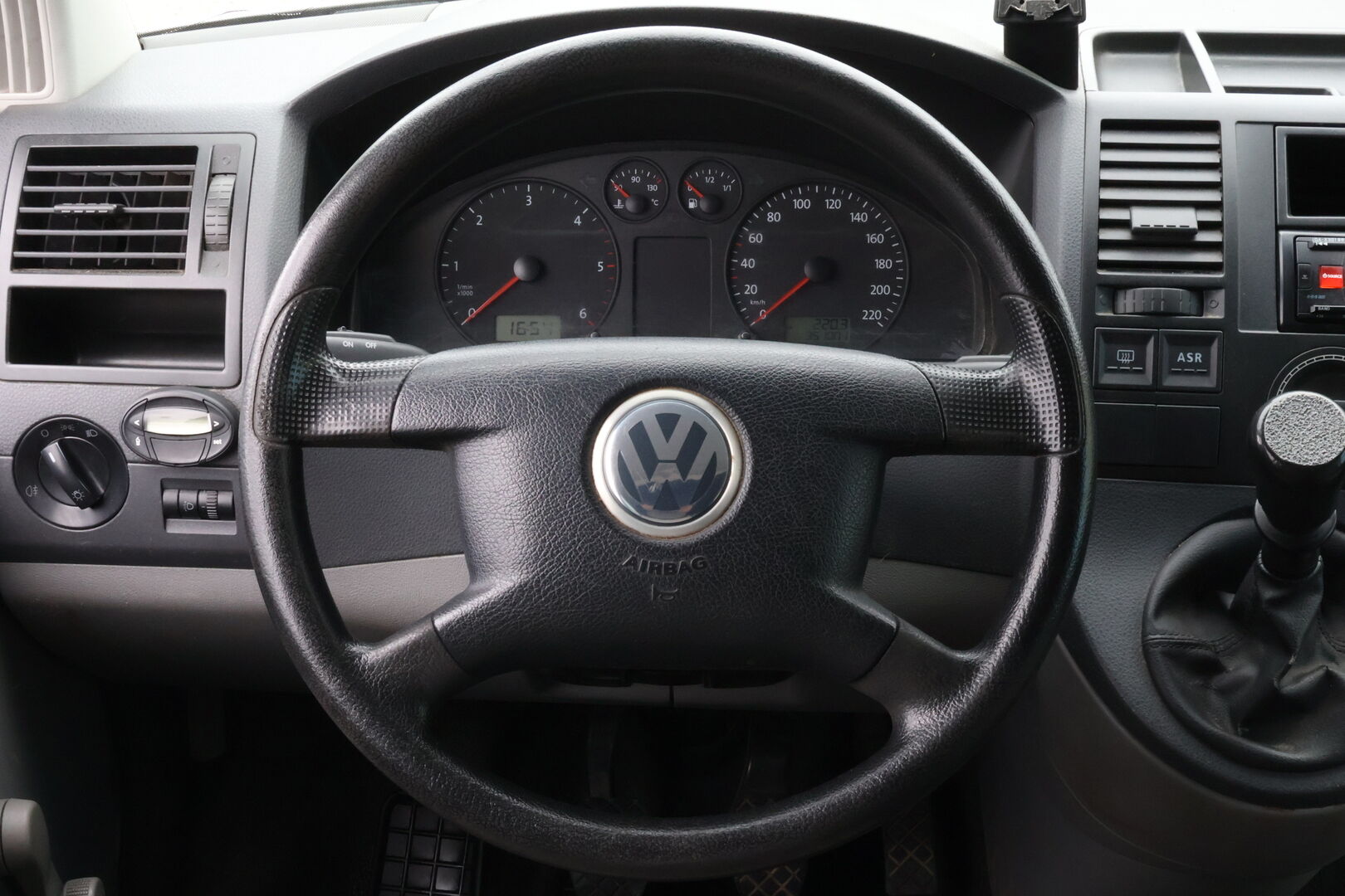 Volkswagen Transporter 2004 TRANSPORTER KOMBI 4ov 1896cm3 *MYYDÄÄN HUUTOKAUPAT.COM*
