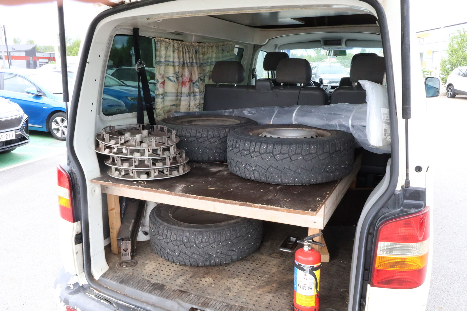 Volkswagen Transporter 2004 TRANSPORTER KOMBI 4ov 1896cm3 *MYYDÄÄN HUUTOKAUPAT.COM*
