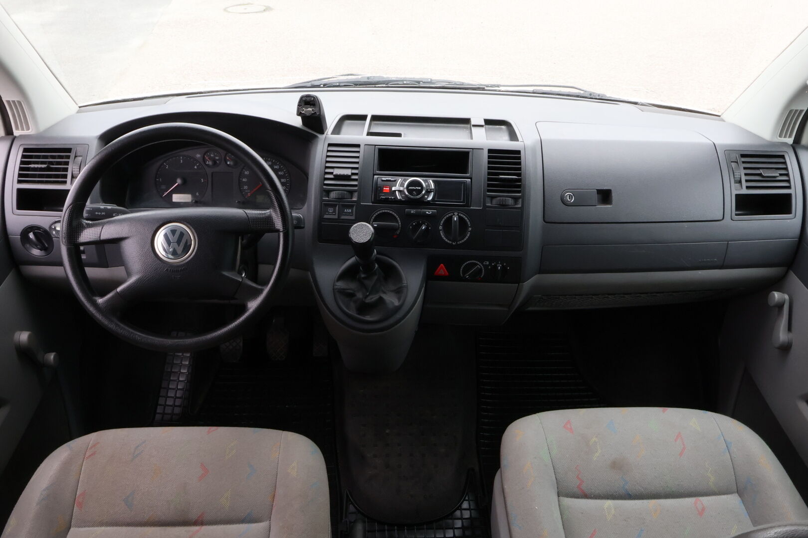 Volkswagen Transporter 2004 TRANSPORTER KOMBI 4ov 1896cm3 *MYYDÄÄN HUUTOKAUPAT.COM*