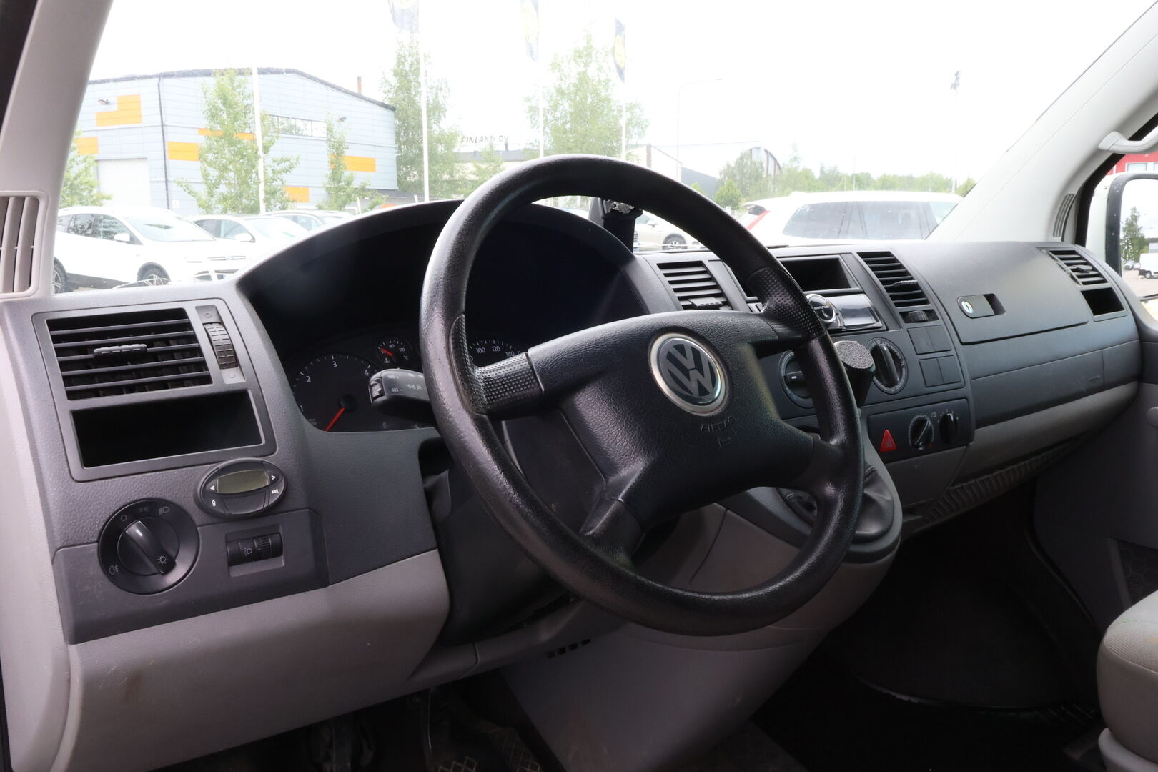 Volkswagen Transporter 2004 TRANSPORTER KOMBI 4ov 1896cm3 *MYYDÄÄN HUUTOKAUPAT.COM*