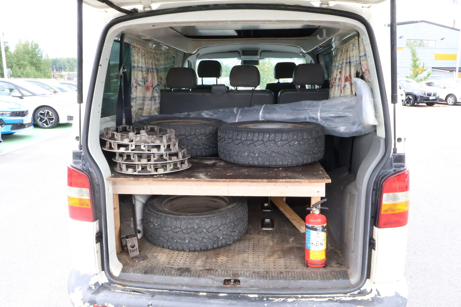 Volkswagen Transporter 2004 TRANSPORTER KOMBI 4ov 1896cm3 *MYYDÄÄN HUUTOKAUPAT.COM*