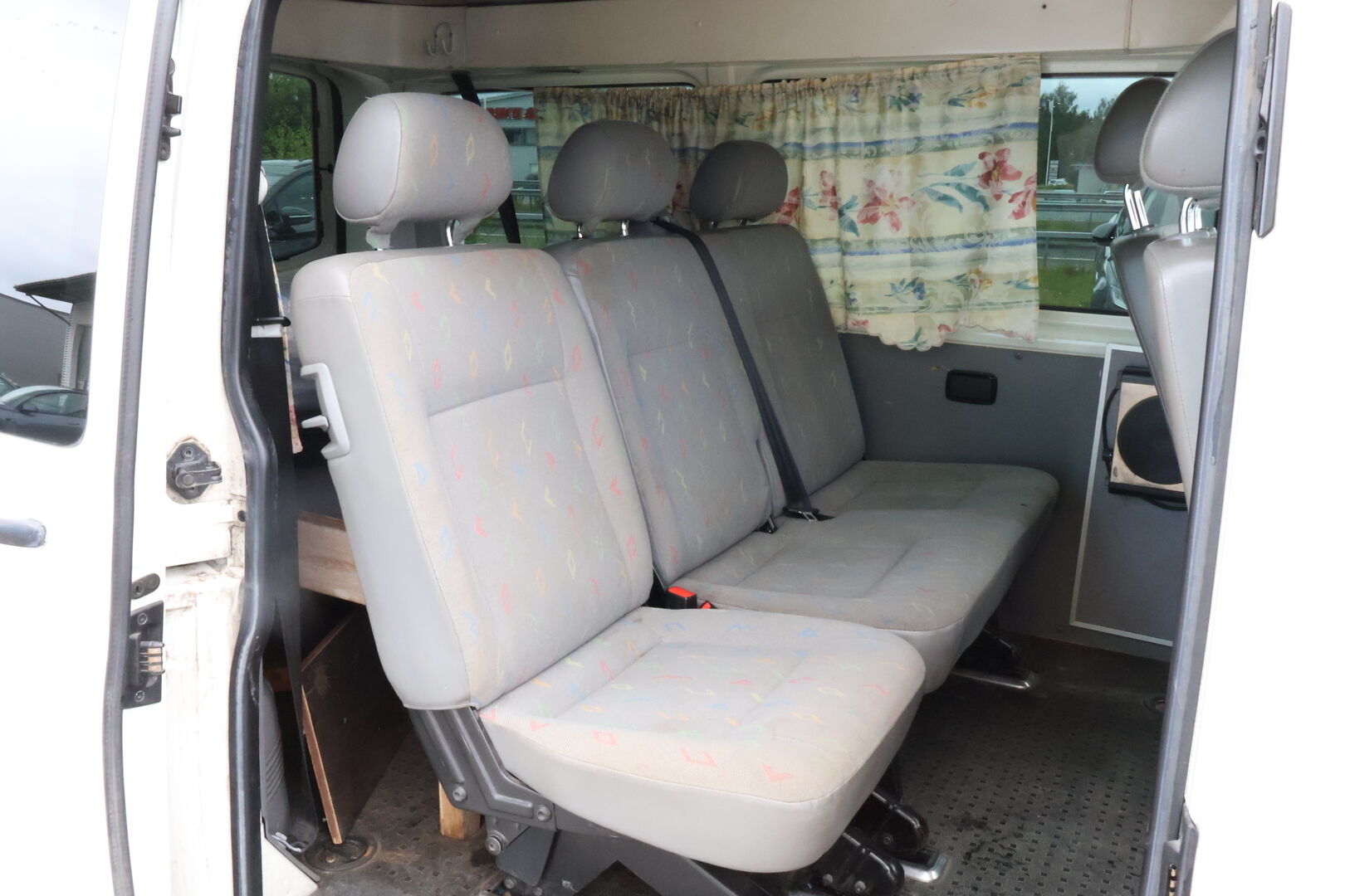 Volkswagen Transporter 2004 TRANSPORTER KOMBI 4ov 1896cm3 *MYYDÄÄN HUUTOKAUPAT.COM*
