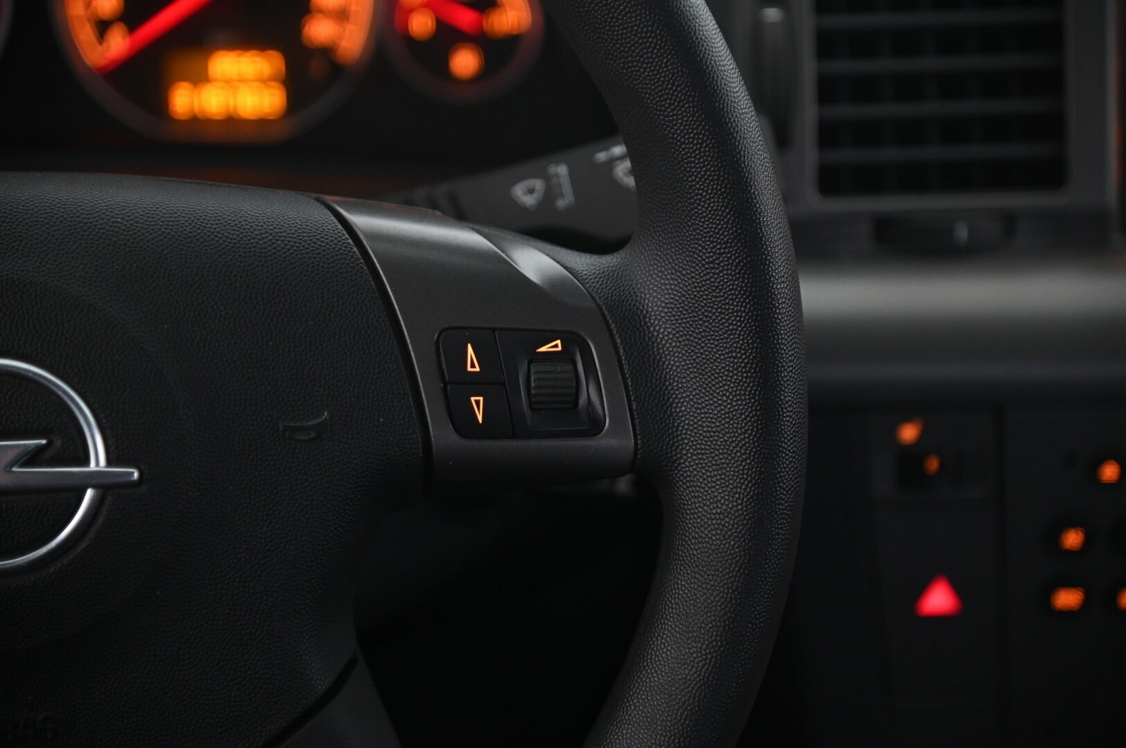 Opel Vectra 2006 4D VECTRA SEDAN 1.8-ZCF69/270 *Myydään Huutokaupat.com kautta* - https://huutokaupat.com/kohde/6558773/opel-vectra-led-lisavalo-vakkari-leimaa-helmikuuhun-2006