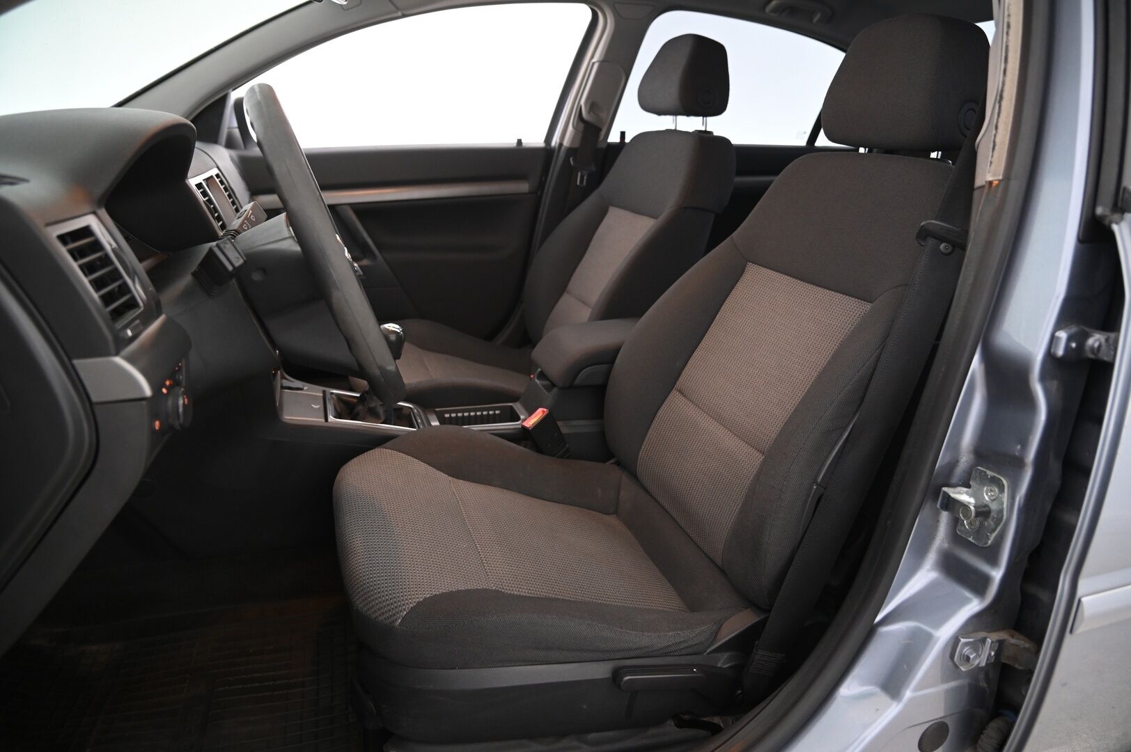 Opel Vectra 2006 4D VECTRA SEDAN 1.8-ZCF69/270 *Myydään Huutokaupat.com kautta* - https://huutokaupat.com/kohde/6558773/opel-vectra-led-lisavalo-vakkari-leimaa-helmikuuhun-2006