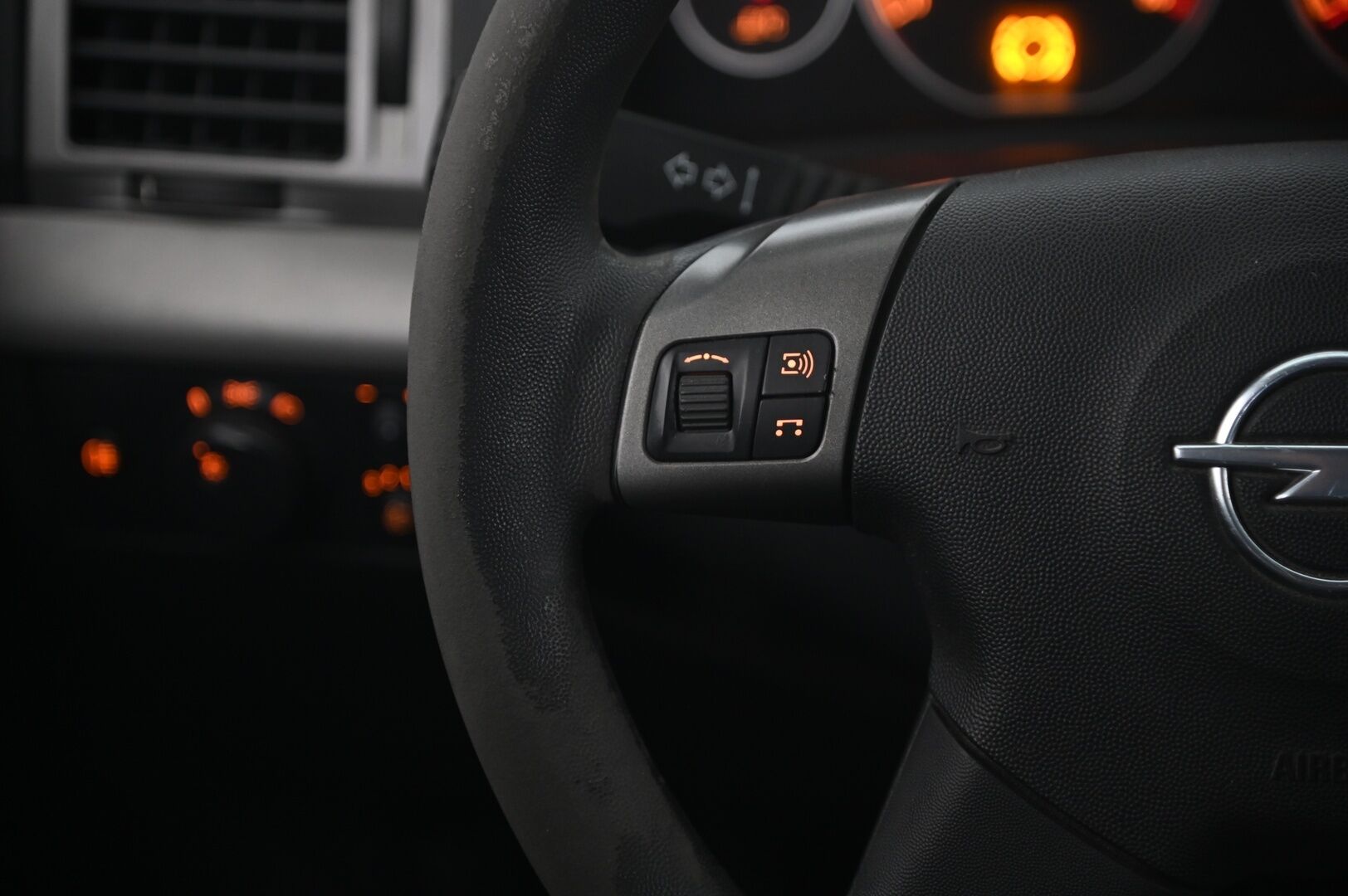 Opel Vectra 2006 4D VECTRA SEDAN 1.8-ZCF69/270 *Myydään Huutokaupat.com kautta* - https://huutokaupat.com/kohde/6558773/opel-vectra-led-lisavalo-vakkari-leimaa-helmikuuhun-2006