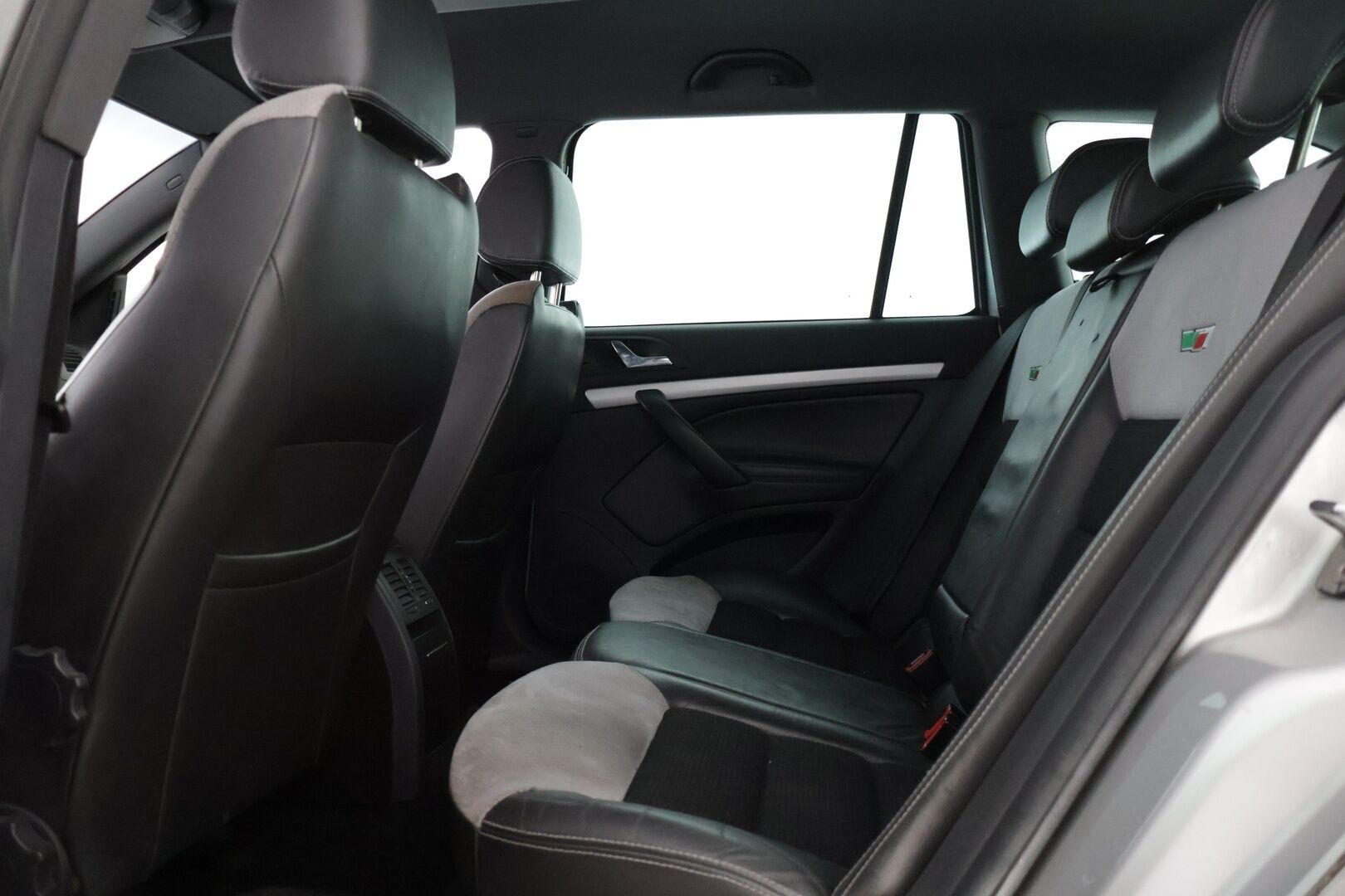 Skoda Octavia 2007 4D OCTAVIA RS COMBI 2.0TD *Yritys Outlet - Myydään vain yrityksille! / Webasto / Vetokoukku / Lohko / Vakkari / Kattokaiteet / Isofix / Kahdet renkaat / *