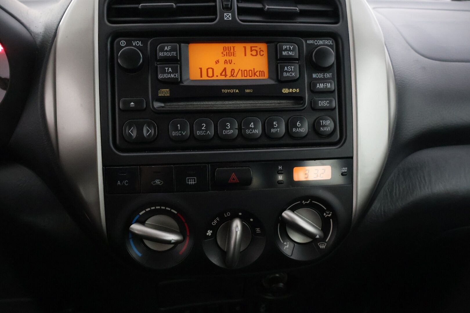 Toyota RAV4 2005 2,0 VVT-i 4WD * Lohkolämmitin / 2x renkaat / Vakkari / Tutkat * - *Kattavasti huollettu Suomiauto / Luotettavaa tekniikkaa edullisesti!*