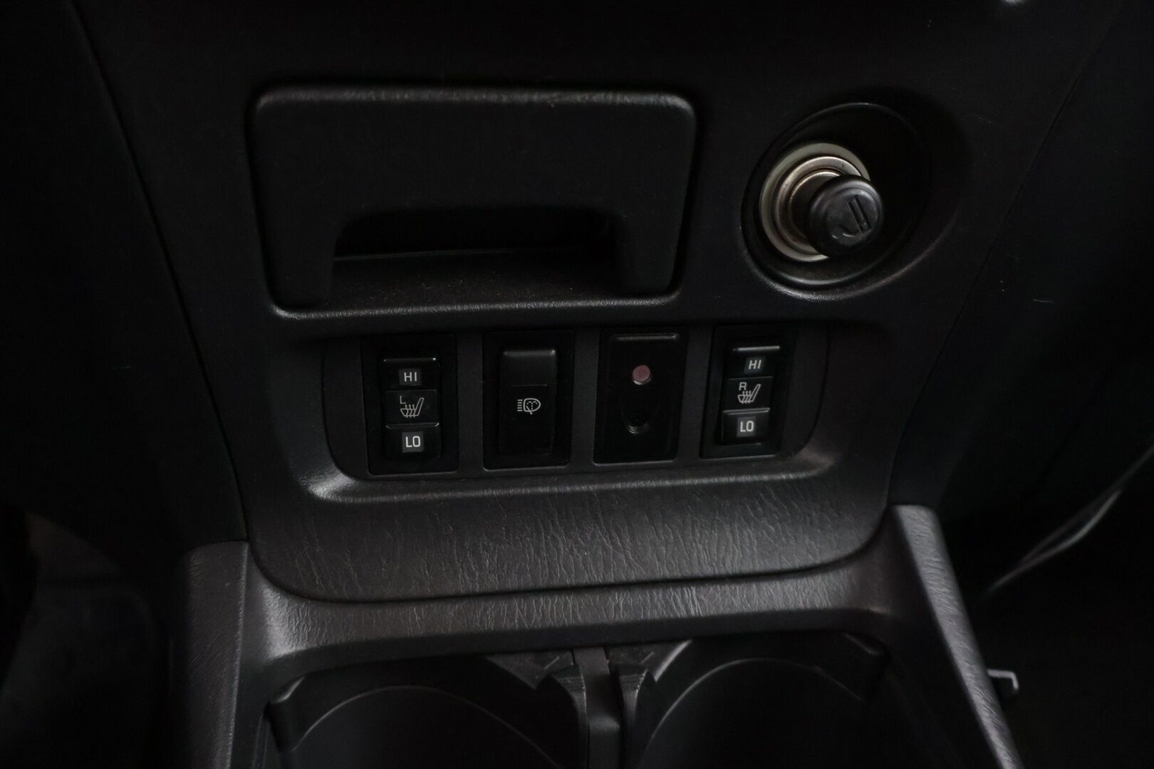 Toyota RAV4 2005 2,0 VVT-i 4WD * Lohkolämmitin / 2x renkaat / Vakkari / Tutkat * - *Kattavasti huollettu Suomiauto / Luotettavaa tekniikkaa edullisesti!*