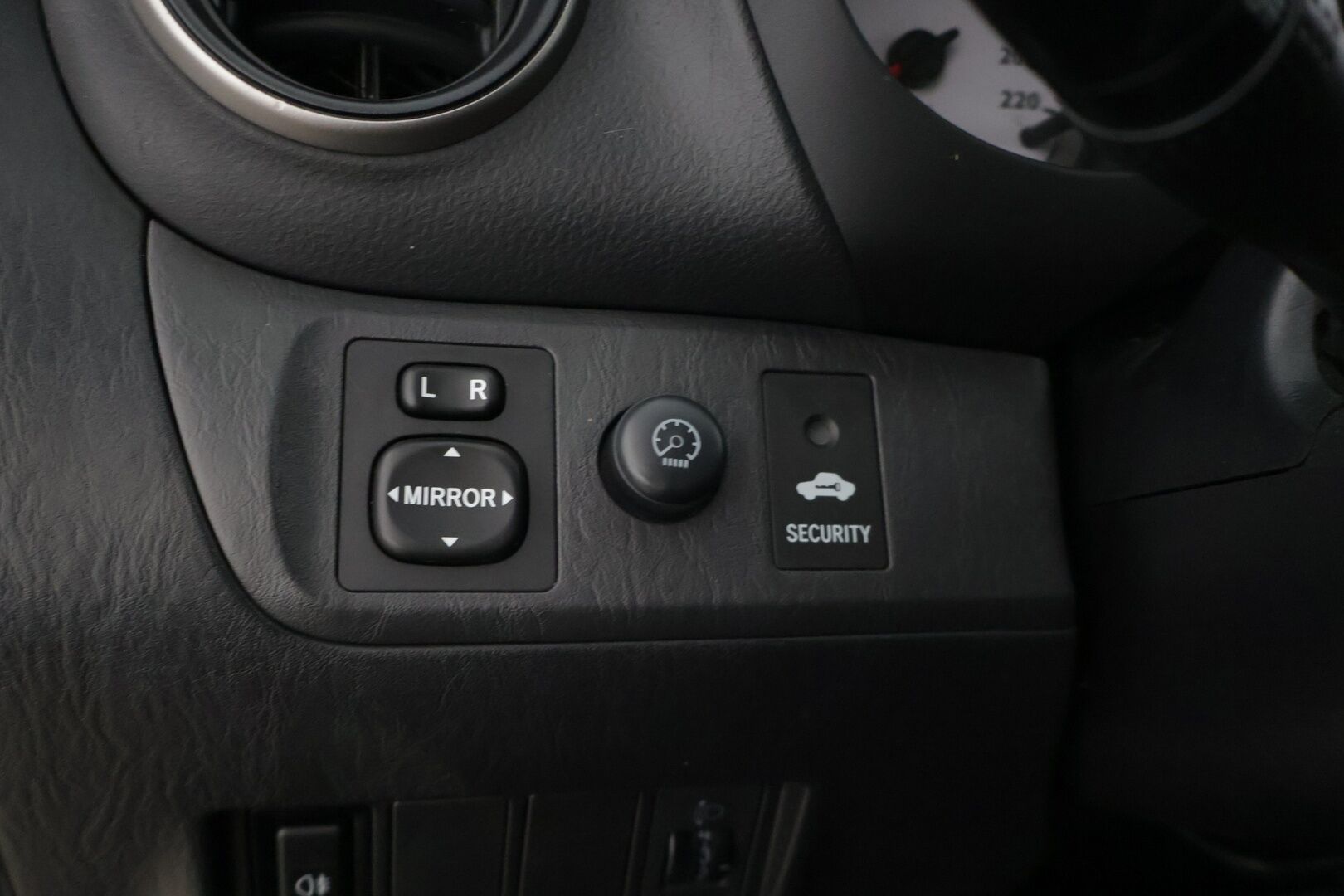 Toyota RAV4 2005 2,0 VVT-i 4WD * Lohkolämmitin / 2x renkaat / Vakkari / Tutkat * - *Kattavasti huollettu Suomiauto / Luotettavaa tekniikkaa edullisesti!*