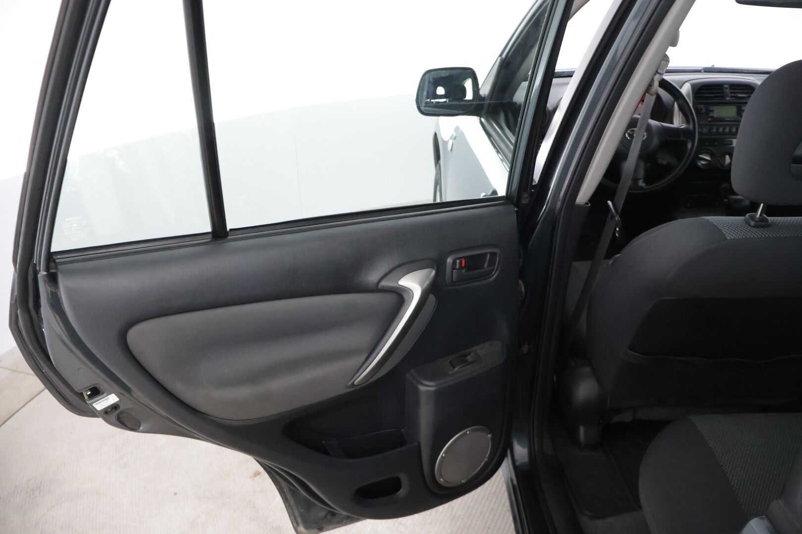 Toyota RAV4 2005 2,0 VVT-i 4WD * Lohkolämmitin / 2x renkaat / Vakkari / Tutkat * - *Kattavasti huollettu Suomiauto / Luotettavaa tekniikkaa edullisesti!*