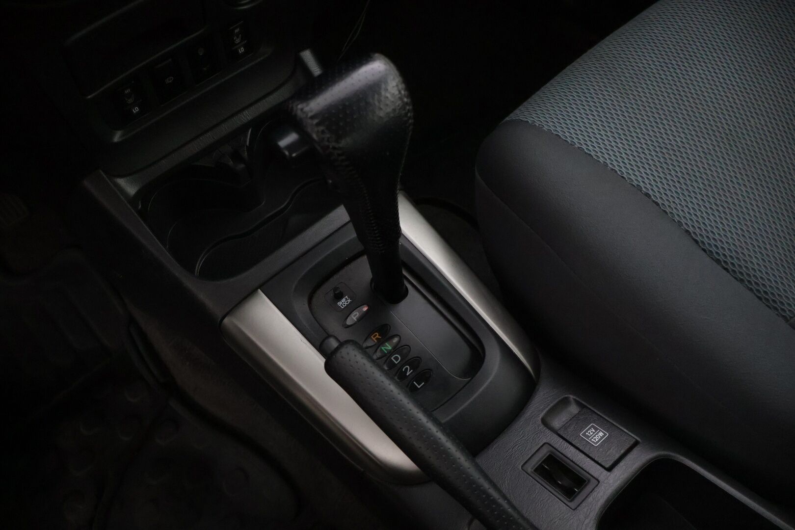 Toyota RAV4 2005 2,0 VVT-i 4WD * Lohkolämmitin / 2x renkaat / Vakkari / Tutkat * - *Kattavasti huollettu Suomiauto / Luotettavaa tekniikkaa edullisesti!*