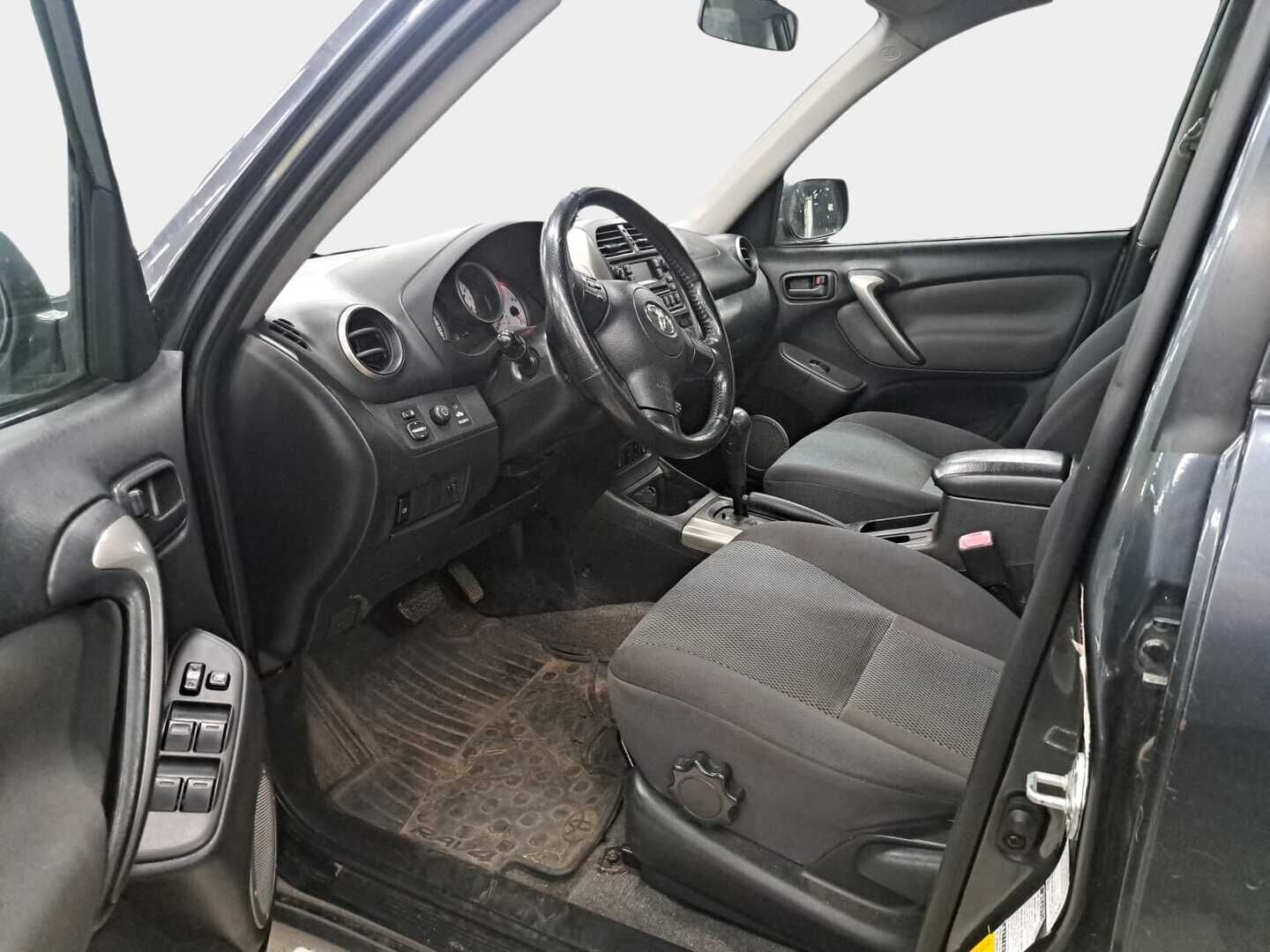 Toyota RAV4 2005 2,0 VVT-i 4WD * Lohkolämmitin / 2x renkaat / Vakkari / Tutkat * - *Kattavasti huollettu Suomiauto / Luotettavaa tekniikkaa edullisesti!*