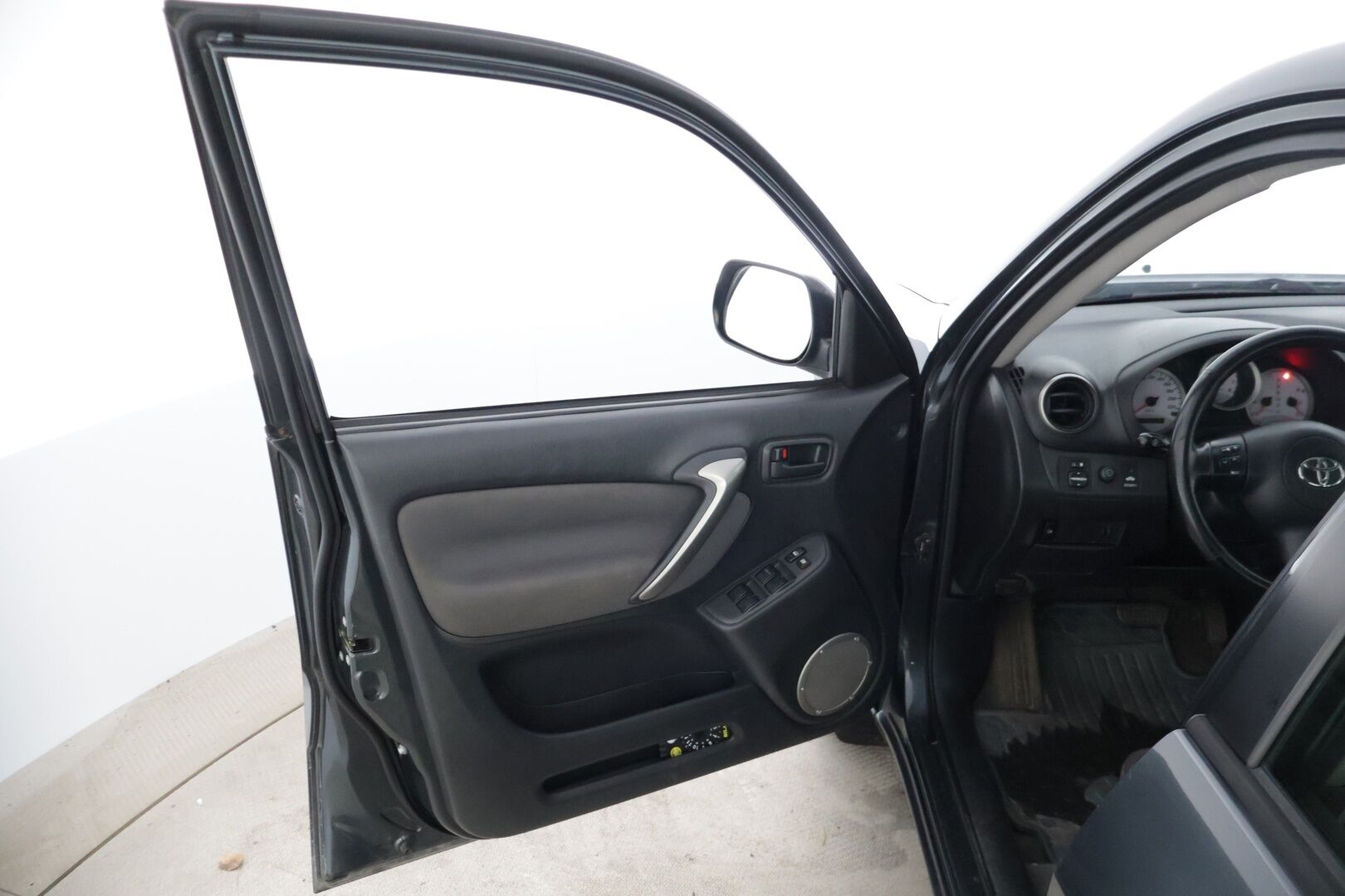 Toyota RAV4 2005 2,0 VVT-i 4WD * Lohkolämmitin / 2x renkaat / Vakkari / Tutkat * - *Kattavasti huollettu Suomiauto / Luotettavaa tekniikkaa edullisesti!*