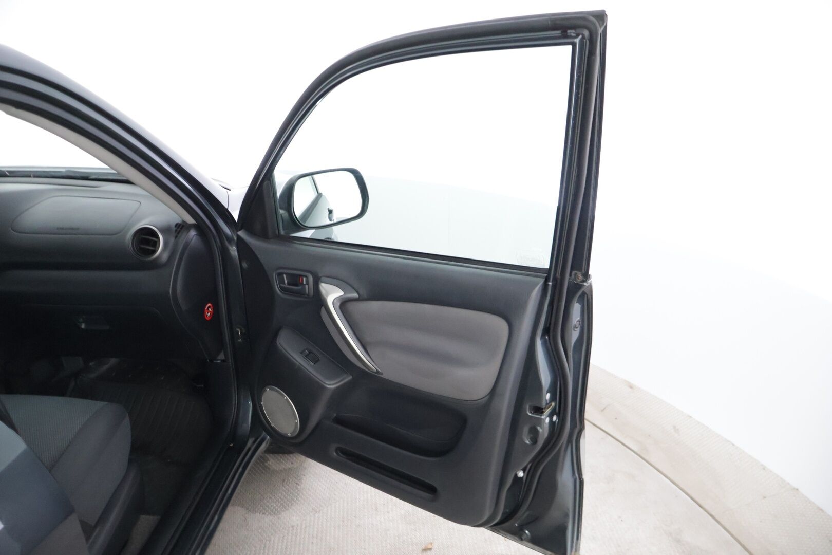 Toyota RAV4 2005 2,0 VVT-i 4WD * Lohkolämmitin / 2x renkaat / Vakkari / Tutkat * - *Kattavasti huollettu Suomiauto / Luotettavaa tekniikkaa edullisesti!*