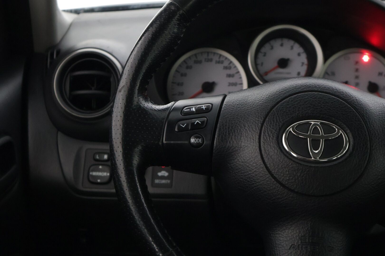 Toyota RAV4 2005 2,0 VVT-i 4WD * Lohkolämmitin / 2x renkaat / Vakkari / Tutkat * - *Kattavasti huollettu Suomiauto / Luotettavaa tekniikkaa edullisesti!*