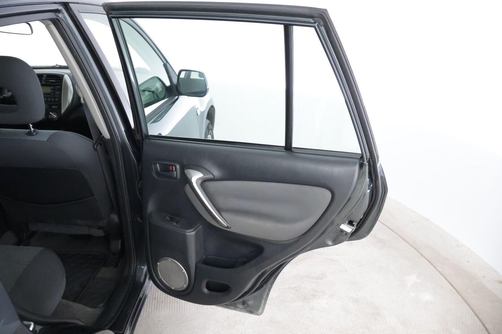 Toyota RAV4 2005 2,0 VVT-i 4WD * Lohkolämmitin / 2x renkaat / Vakkari / Tutkat * - *Kattavasti huollettu Suomiauto / Luotettavaa tekniikkaa edullisesti!*