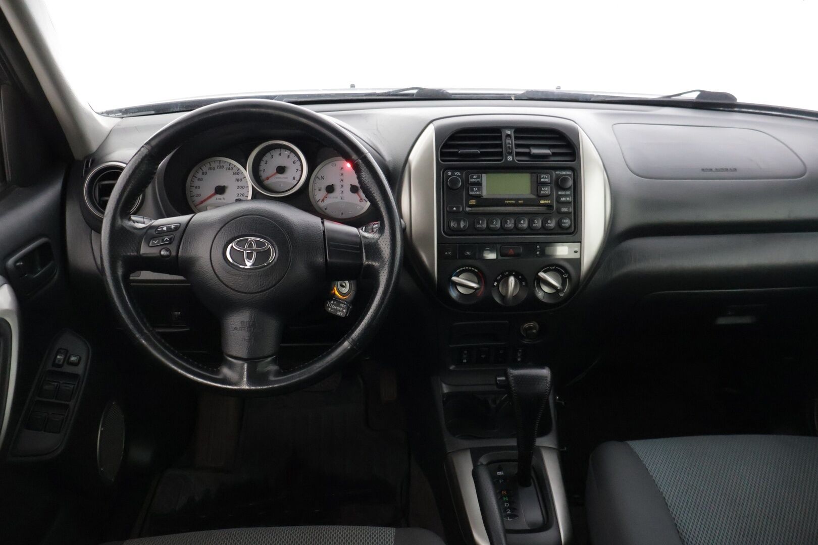 Toyota RAV4 2005 2,0 VVT-i 4WD * Lohkolämmitin / 2x renkaat / Vakkari / Tutkat * - *Kattavasti huollettu Suomiauto / Luotettavaa tekniikkaa edullisesti!*