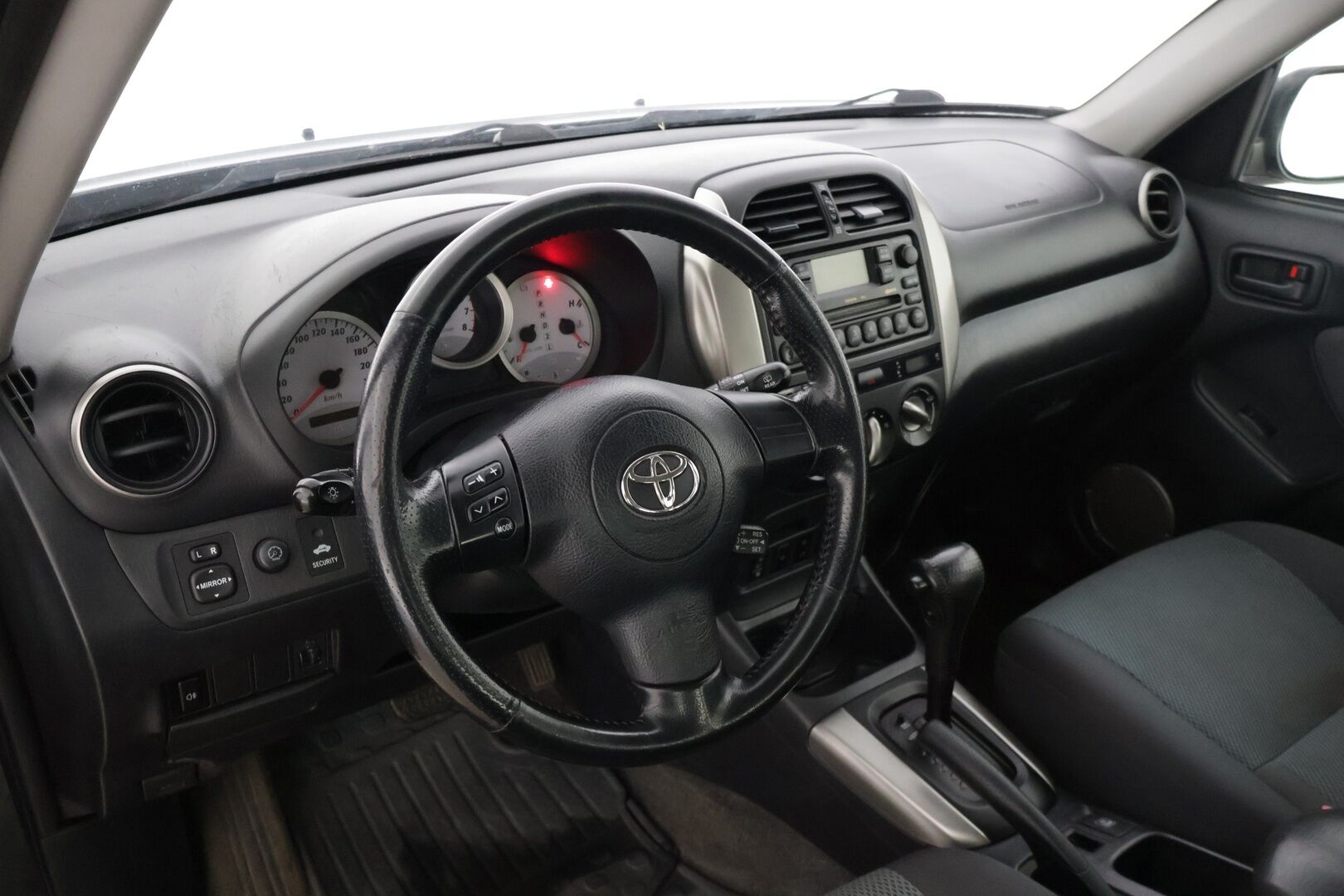 Toyota RAV4 2005 2,0 VVT-i 4WD * Lohkolämmitin / 2x renkaat / Vakkari / Tutkat * - *Kattavasti huollettu Suomiauto / Luotettavaa tekniikkaa edullisesti!*