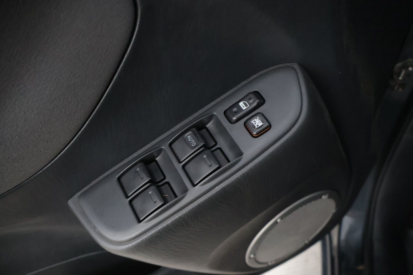 Toyota RAV4 2005 2,0 VVT-i 4WD * Lohkolämmitin / 2x renkaat / Vakkari / Tutkat * - *Kattavasti huollettu Suomiauto / Luotettavaa tekniikkaa edullisesti!*