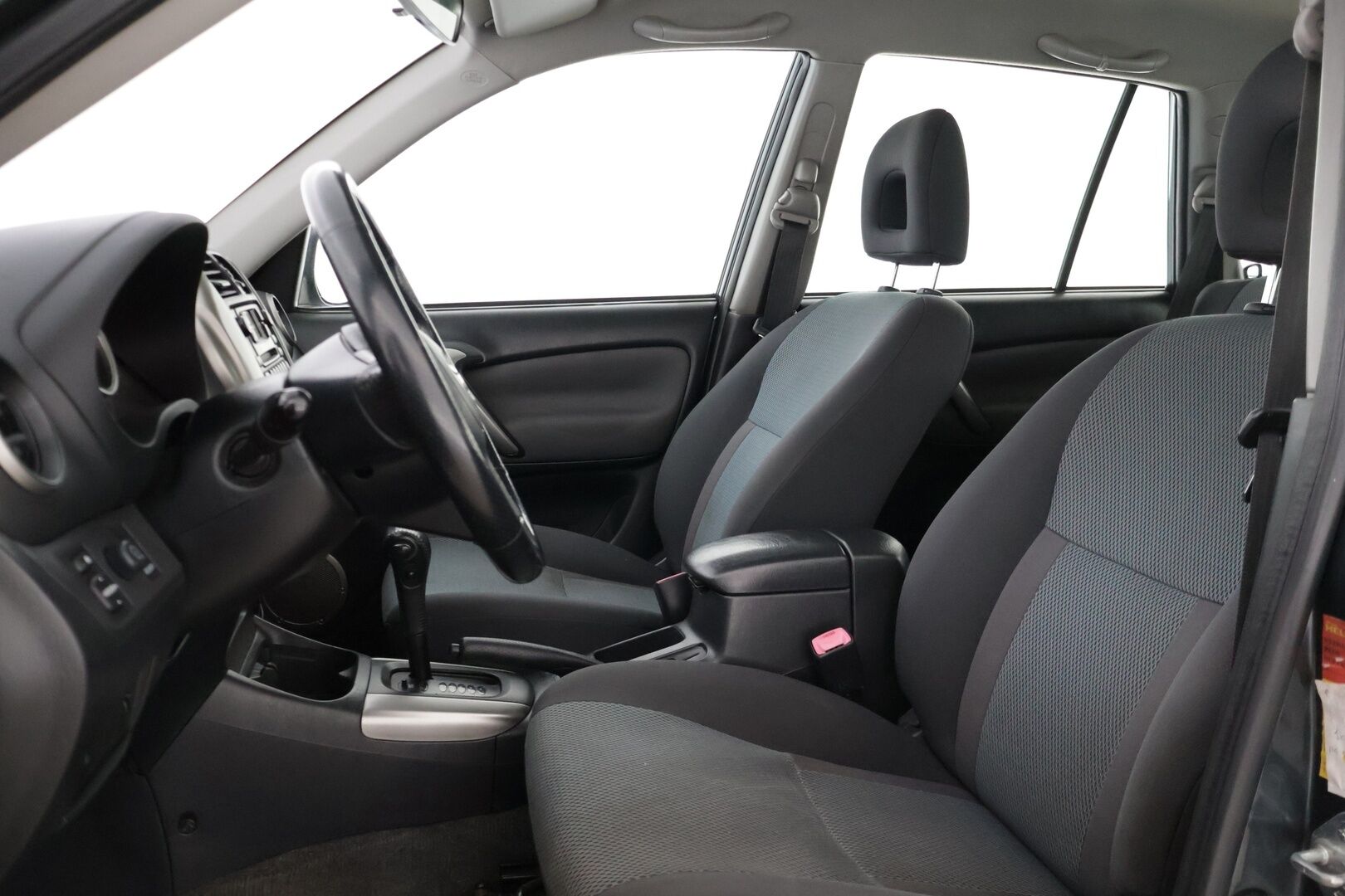 Toyota RAV4 2005 2,0 VVT-i 4WD * Lohkolämmitin / 2x renkaat / Vakkari / Tutkat * - *Kattavasti huollettu Suomiauto / Luotettavaa tekniikkaa edullisesti!*