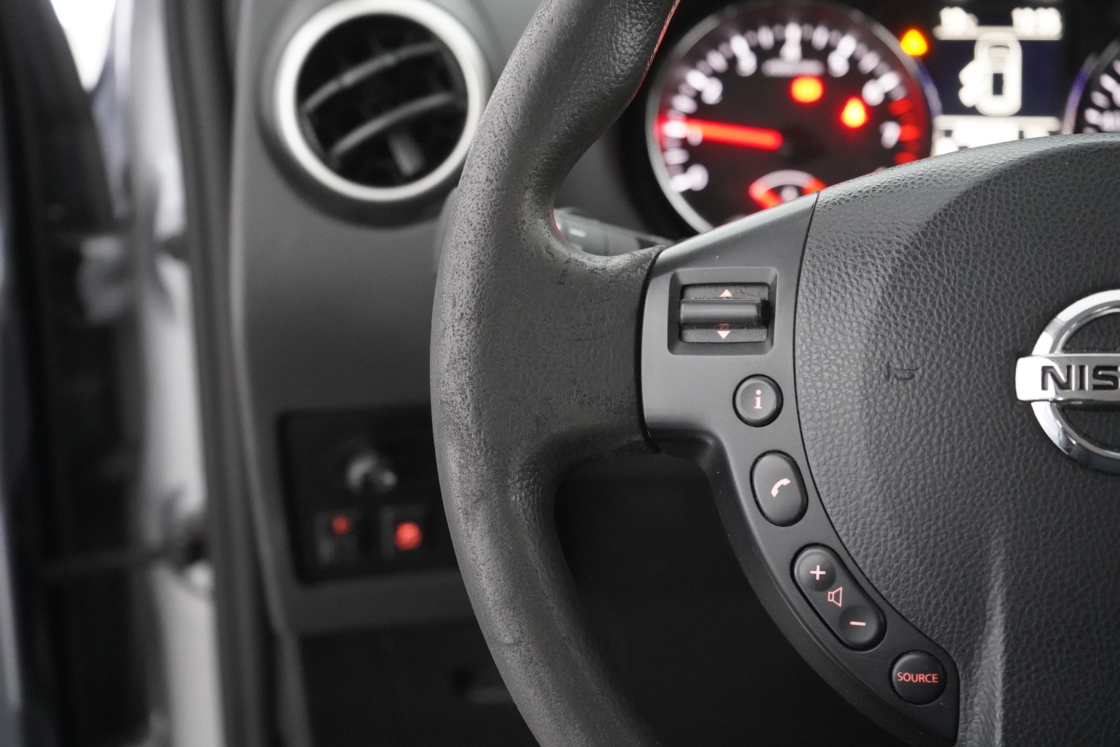 Nissan Qashqai 2013 1,6L Visia 2WD CVT Cruise - Lohko | Vakkari | kahdet renkaat Nissanin alumiinivantein | Säntillisesti huollettu | Seuraava katsastus 20.4.2027 | Suomi-auto