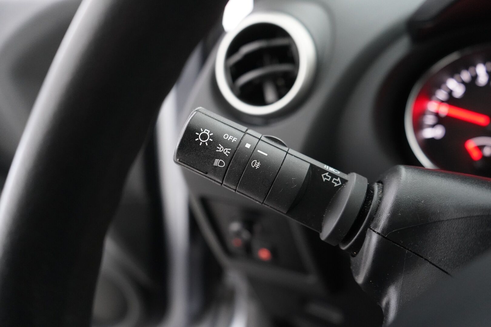 Nissan Qashqai 2013 1,6L Visia 2WD CVT Cruise - Lohko | Vakkari | kahdet renkaat Nissanin alumiinivantein | Säntillisesti huollettu | Seuraava katsastus 20.4.2027 | Suomi-auto