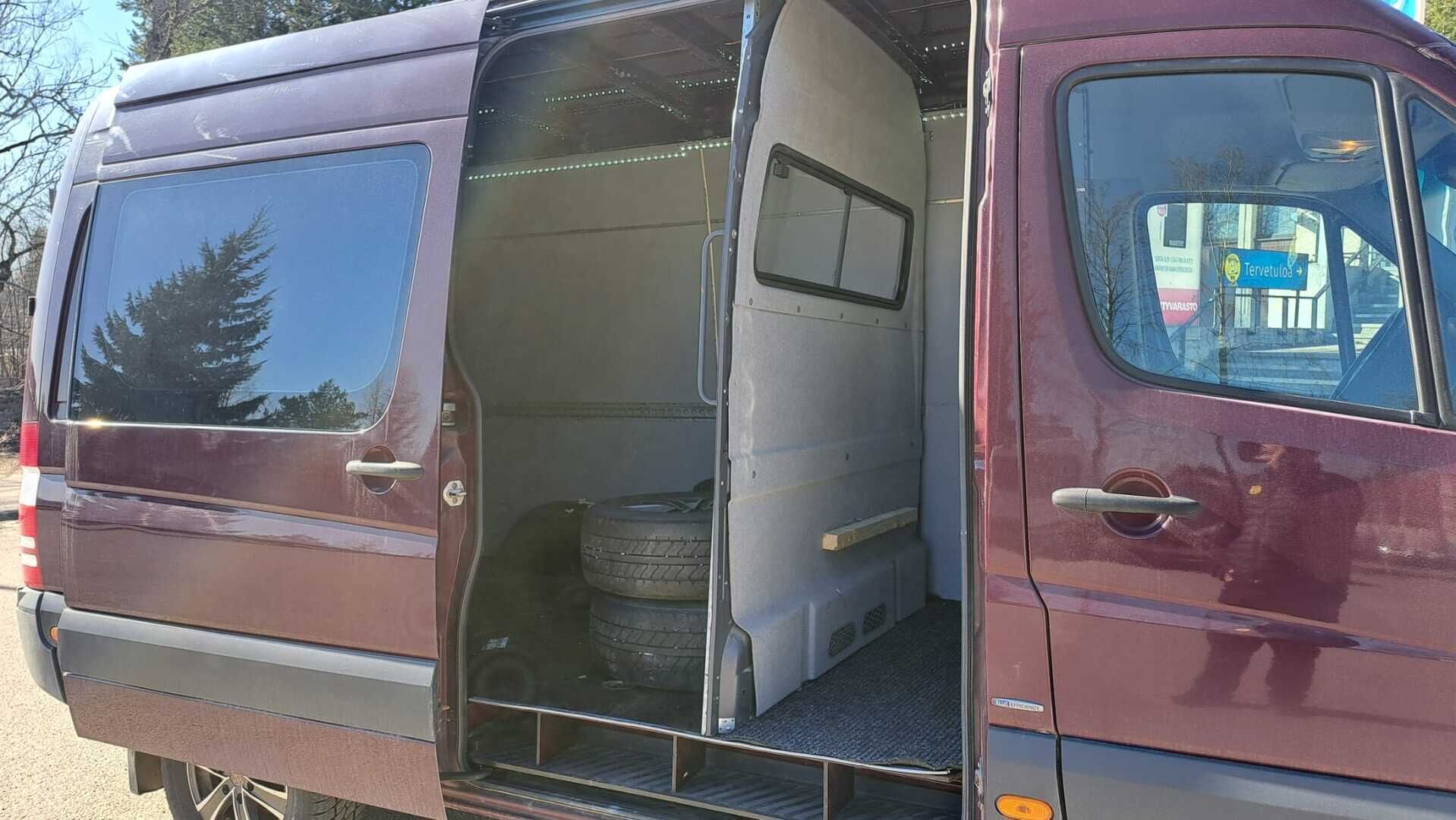 Mercedes-Benz Sprinter 2013 216CDI-3,0/37K keskipitkä A2 BE * Vakionopeudensäädin / Tuulilasinlämmitin / Valaistettu takatila * - Suomi auto / 2x Renkaat / B-Kortilla ajettava - HULLUT AVAJAISHULINAT KORKOTARJOUS 3,29 %