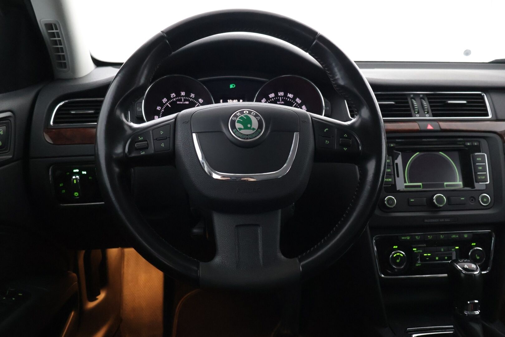 Skoda Superb 2013 Combi 2,0 TDI 140 4x4 Elegance Business DSG Autom. - *Myydään Huutokaupat.com* | Vakkari | Webasto | Muistipenkki | Navi | Nahkaisusta | Kessy | Tutkat | Koukku | 2x renkaat