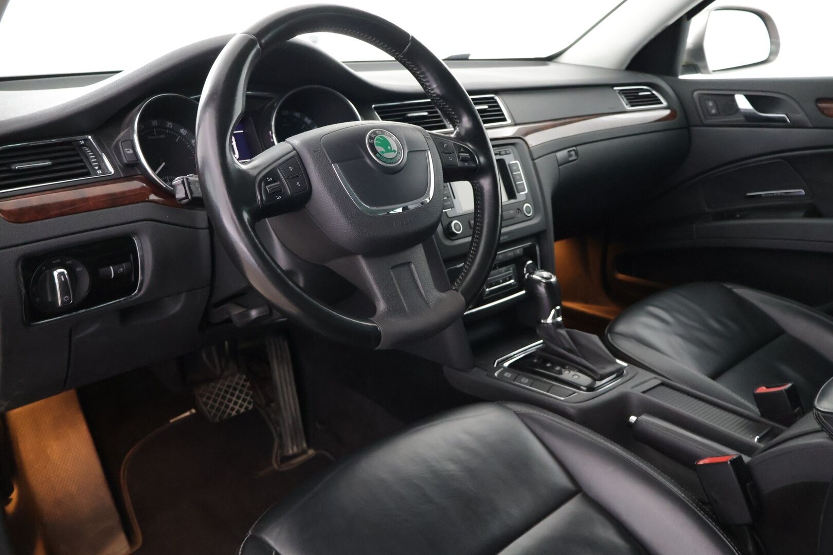 Skoda Superb 2013 Combi 2,0 TDI 140 4x4 Elegance Business DSG Autom. - *Myydään Huutokaupat.com* | Vakkari | Webasto | Muistipenkki | Navi | Nahkaisusta | Kessy | Tutkat | Koukku | 2x renkaat