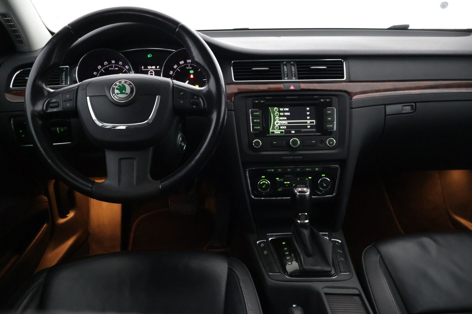 Skoda Superb 2013 Combi 2,0 TDI 140 4x4 Elegance Business DSG Autom. - *Myydään Huutokaupat.com* | Vakkari | Webasto | Muistipenkki | Navi | Nahkaisusta | Kessy | Tutkat | Koukku | 2x renkaat