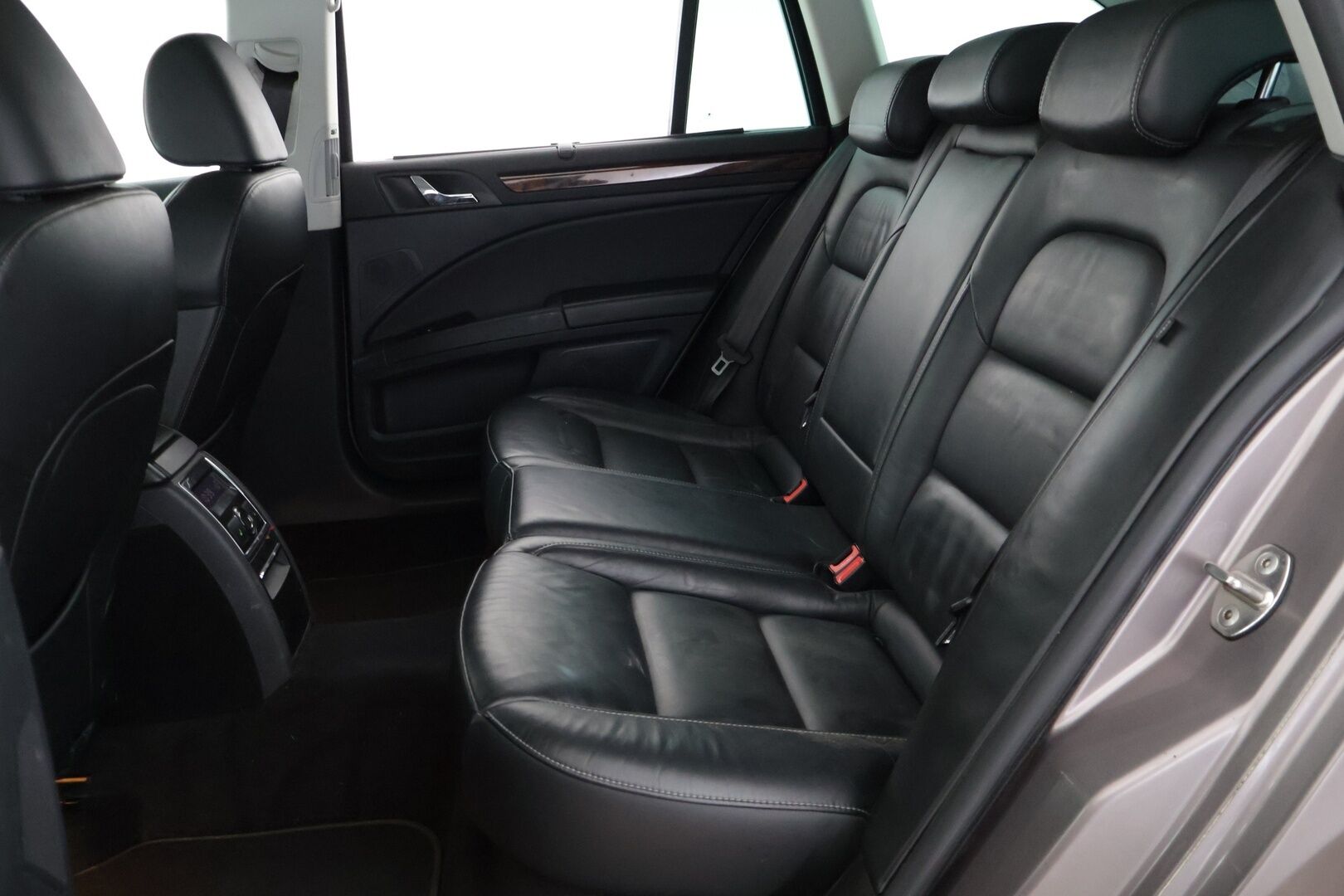 Skoda Superb 2013 Combi 2,0 TDI 140 4x4 Elegance Business DSG Autom. - *Myydään Huutokaupat.com* | Vakkari | Webasto | Muistipenkki | Navi | Nahkaisusta | Kessy | Tutkat | Koukku | 2x renkaat