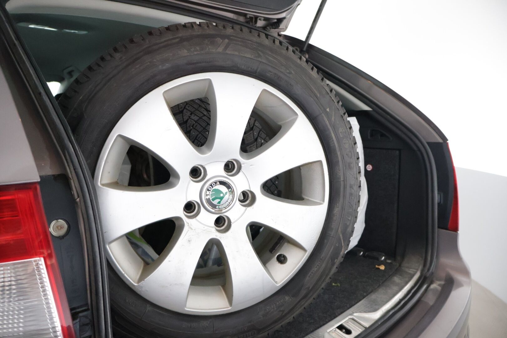 Skoda Superb 2013 Combi 2,0 TDI 140 4x4 Elegance Business DSG Autom. - *Myydään Huutokaupat.com* | Vakkari | Webasto | Muistipenkki | Navi | Nahkaisusta | Kessy | Tutkat | Koukku | 2x renkaat