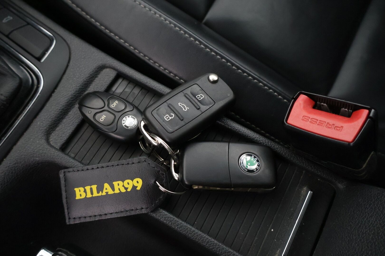 Skoda Superb 2013 Combi 2,0 TDI 140 4x4 Elegance Business DSG Autom. - *Myydään Huutokaupat.com* | Vakkari | Webasto | Muistipenkki | Navi | Nahkaisusta | Kessy | Tutkat | Koukku | 2x renkaat