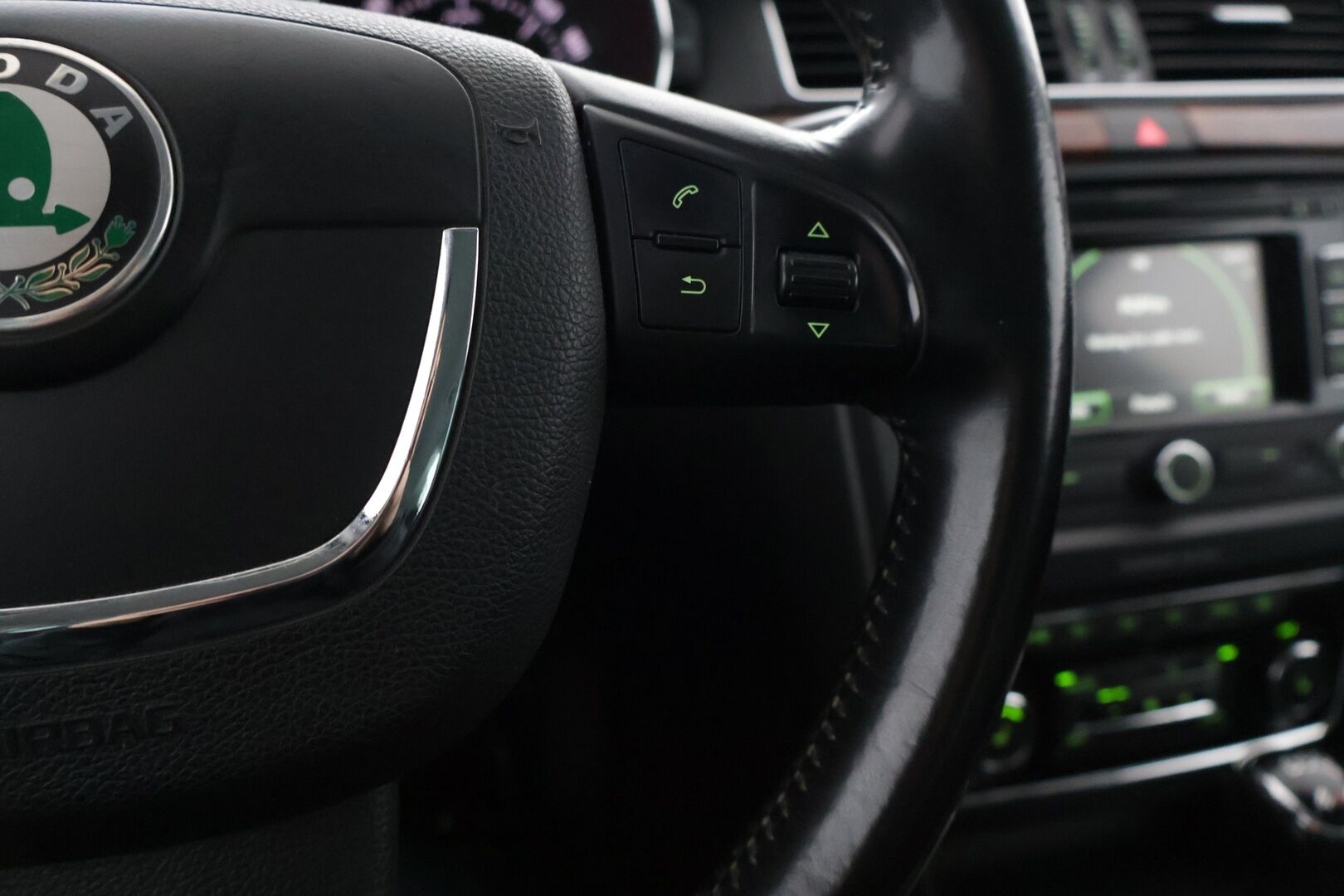 Skoda Superb 2013 Combi 2,0 TDI 140 4x4 Elegance Business DSG Autom. - *Myydään Huutokaupat.com* | Vakkari | Webasto | Muistipenkki | Navi | Nahkaisusta | Kessy | Tutkat | Koukku | 2x renkaat
