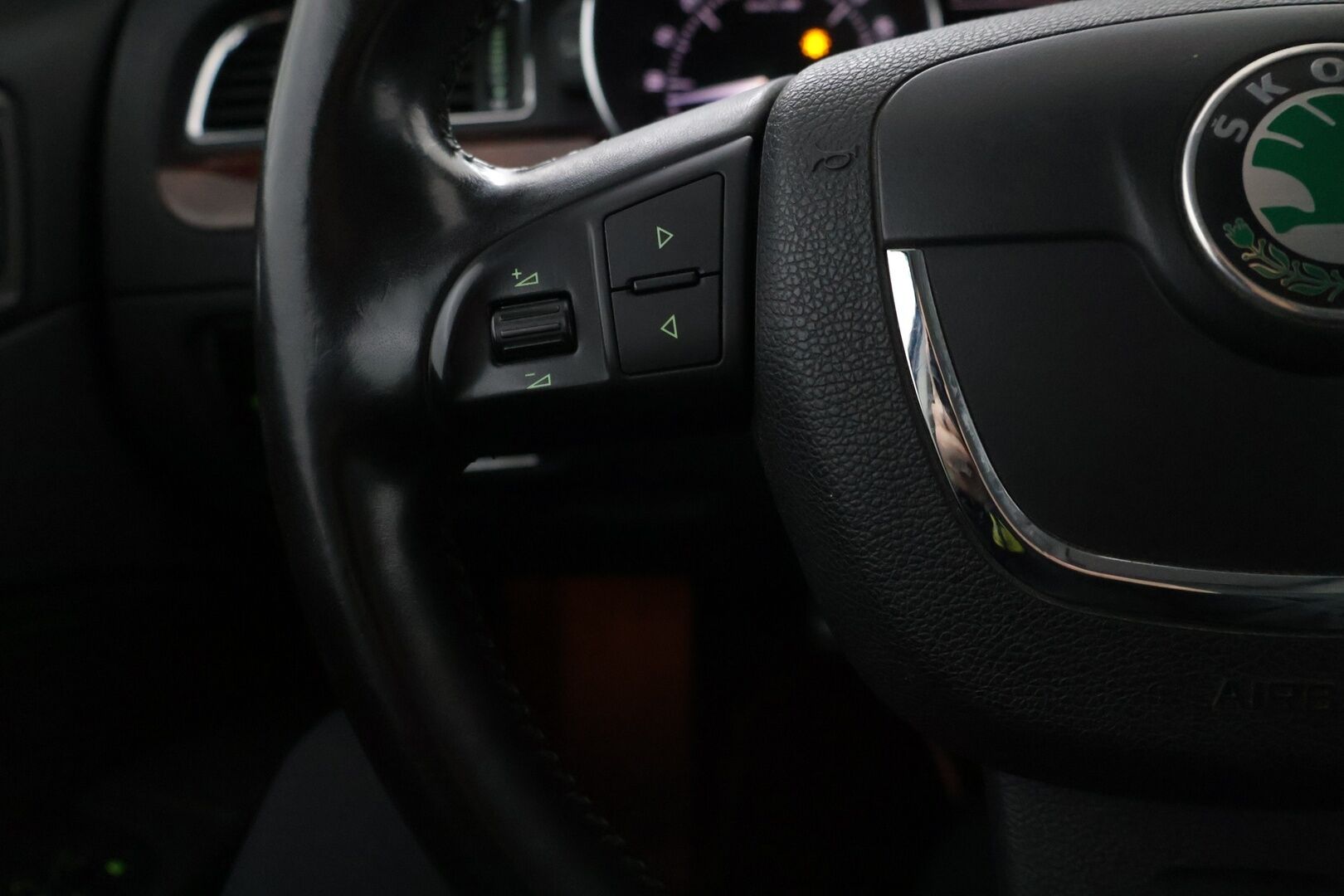 Skoda Superb 2013 Combi 2,0 TDI 140 4x4 Elegance Business DSG Autom. - *Myydään Huutokaupat.com* | Vakkari | Webasto | Muistipenkki | Navi | Nahkaisusta | Kessy | Tutkat | Koukku | 2x renkaat