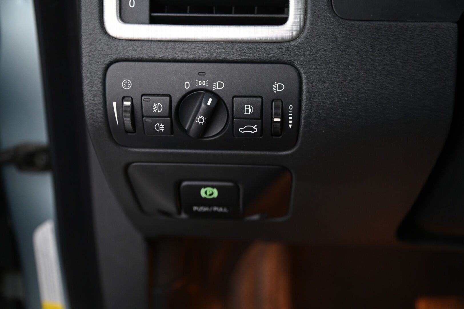 Volvo V70 2007 2.5T Bensa Turbo*Myydään Huutokaupat.com* - VAKKARI / TEHOKAS / HYVIN HUOLLETTU / MYYDÄÄN HUUTOKAUPAT.COMISSA 