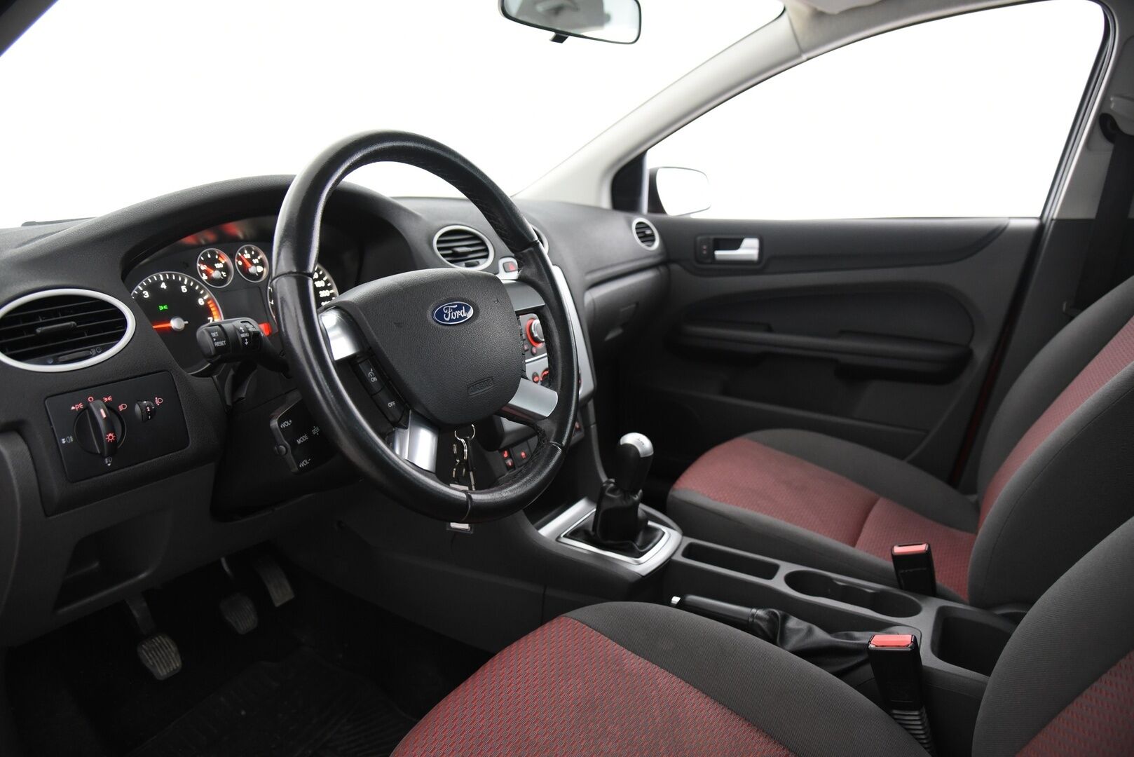 Ford Focus 2007 1,6 100hv Trend Wagon M5 / Tämä auto myydään YritysOutlet -valikoimasta vain yritykselle / - 2x renkaat & vanteet! / Hyvät huollot / 9kk leimaa jäljellä