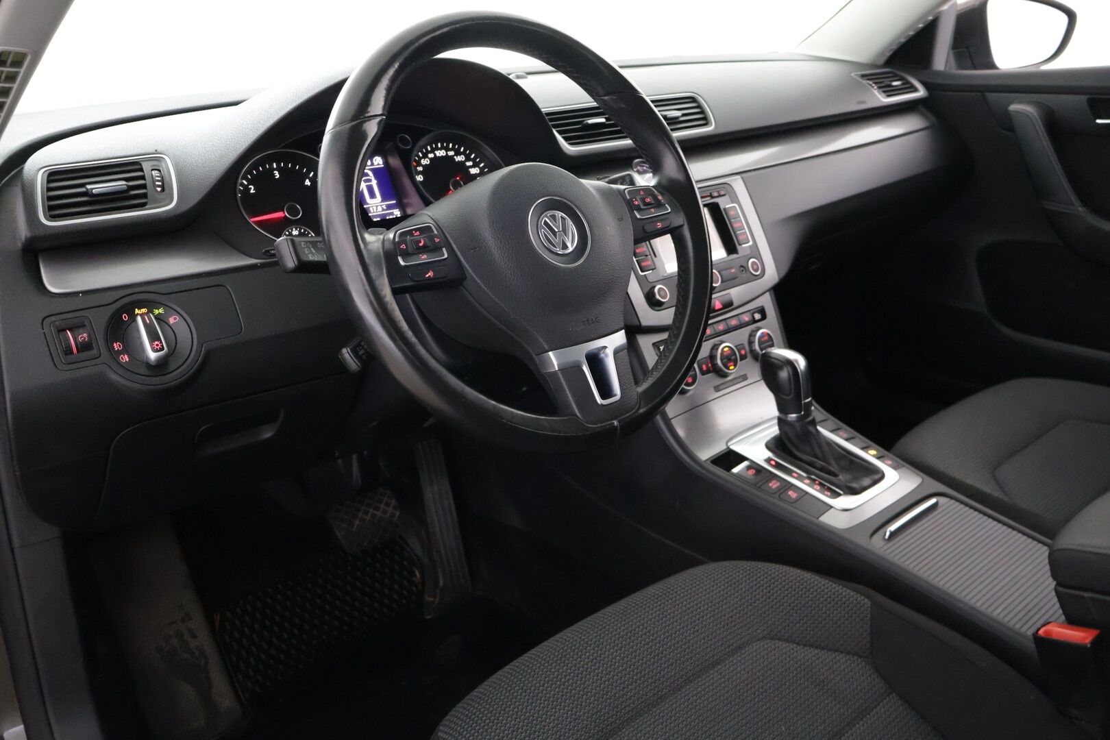 Volkswagen Passat 2013 Variant Comfortline 2,0 TDI 103 kW (140 hv) BlueMotion Technology DSG-aut - *Myydään Huutokaupat.com* | Juuri katsastettu ja huollettu | Vakkari | Webasto | Läm. tuulilasi | Bluetooth | Navi | Koukku | 2x renkaat