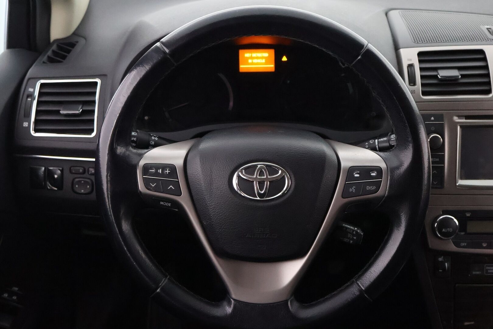 Toyota Avensis 2012 MYYDÄÄN HUUTOKAUPAT.COM