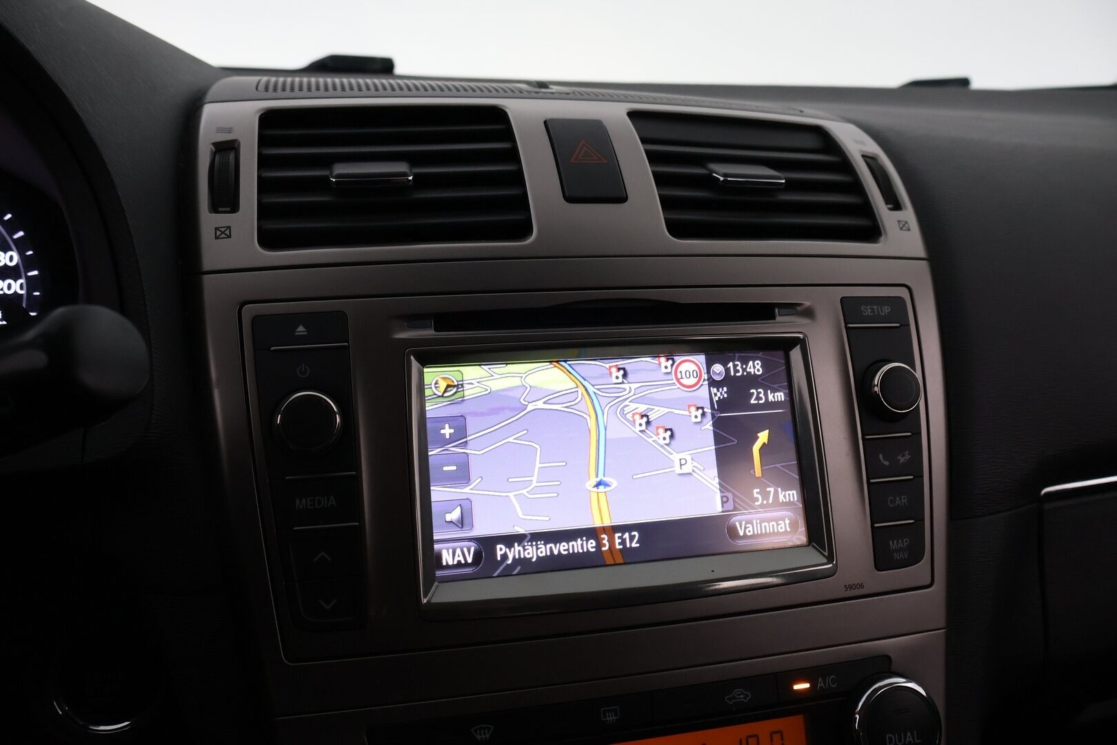 Toyota Avensis 2012 MYYDÄÄN HUUTOKAUPAT.COM