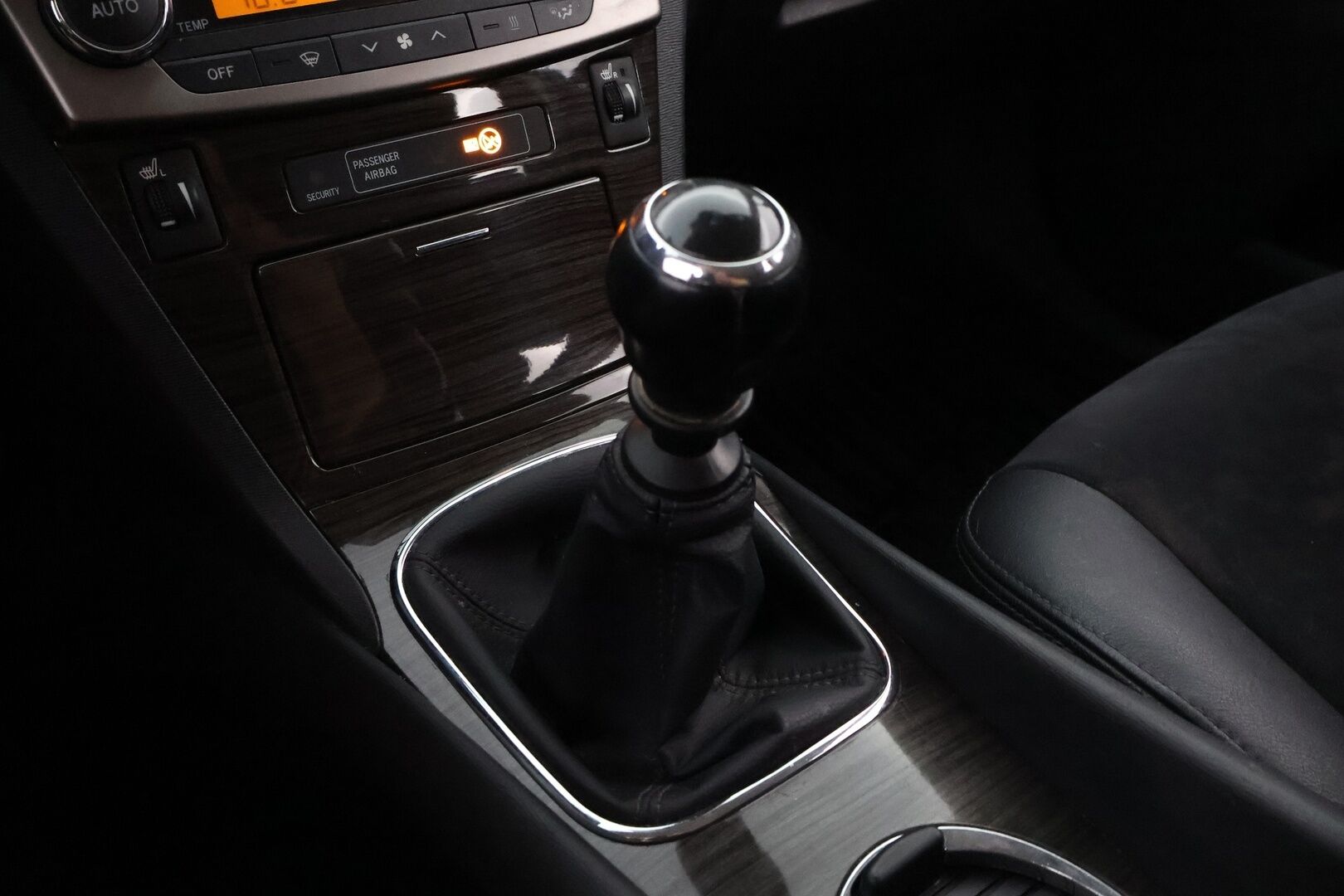 Toyota Avensis 2012 MYYDÄÄN HUUTOKAUPAT.COM