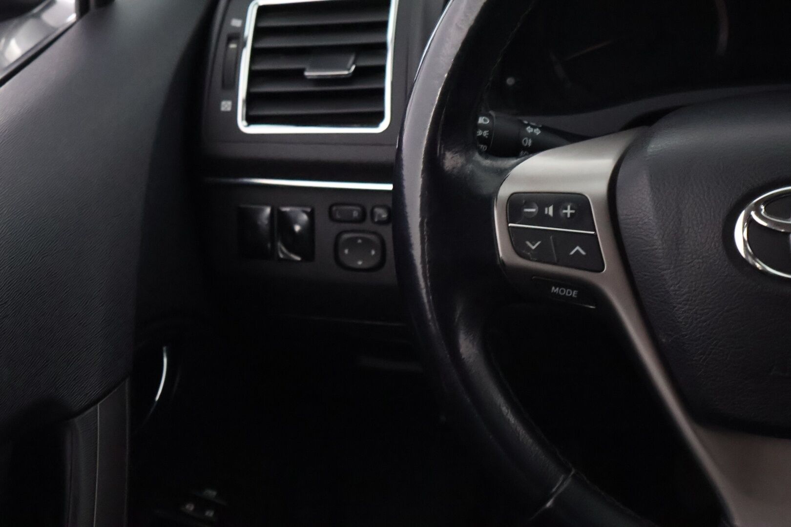 Toyota Avensis 2012 MYYDÄÄN HUUTOKAUPAT.COM