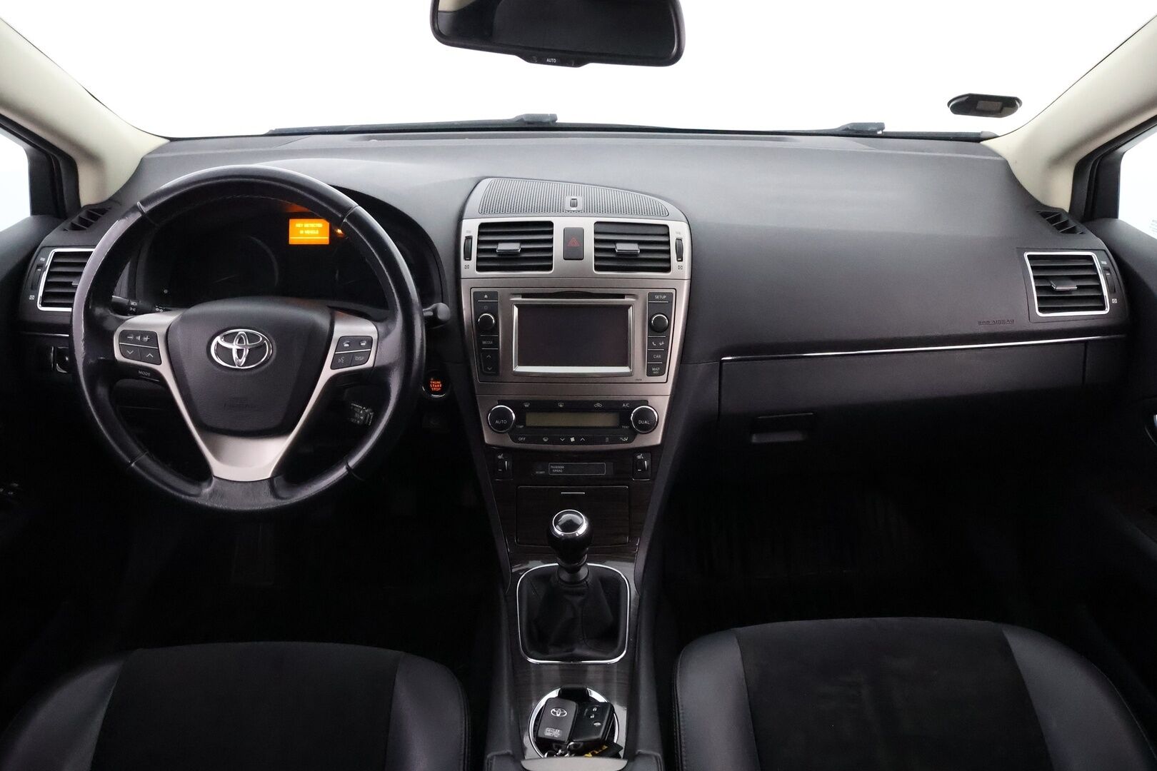 Toyota Avensis 2012 MYYDÄÄN HUUTOKAUPAT.COM