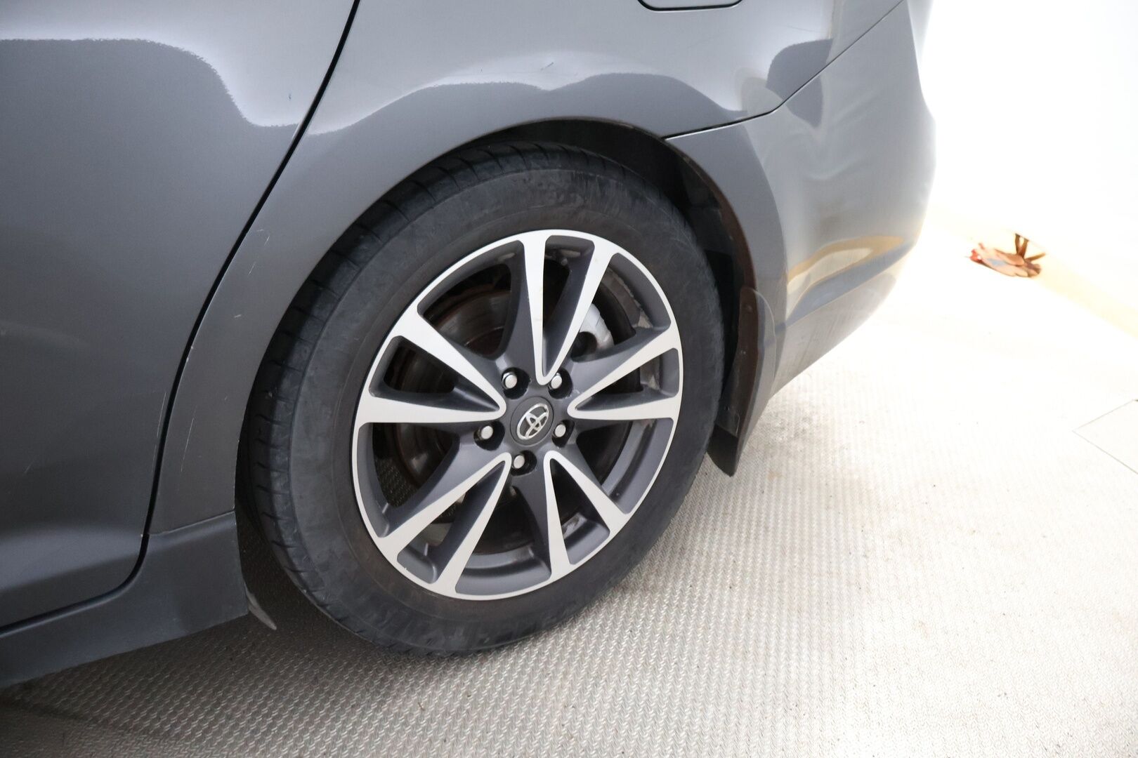 Toyota Avensis 2012 MYYDÄÄN HUUTOKAUPAT.COM